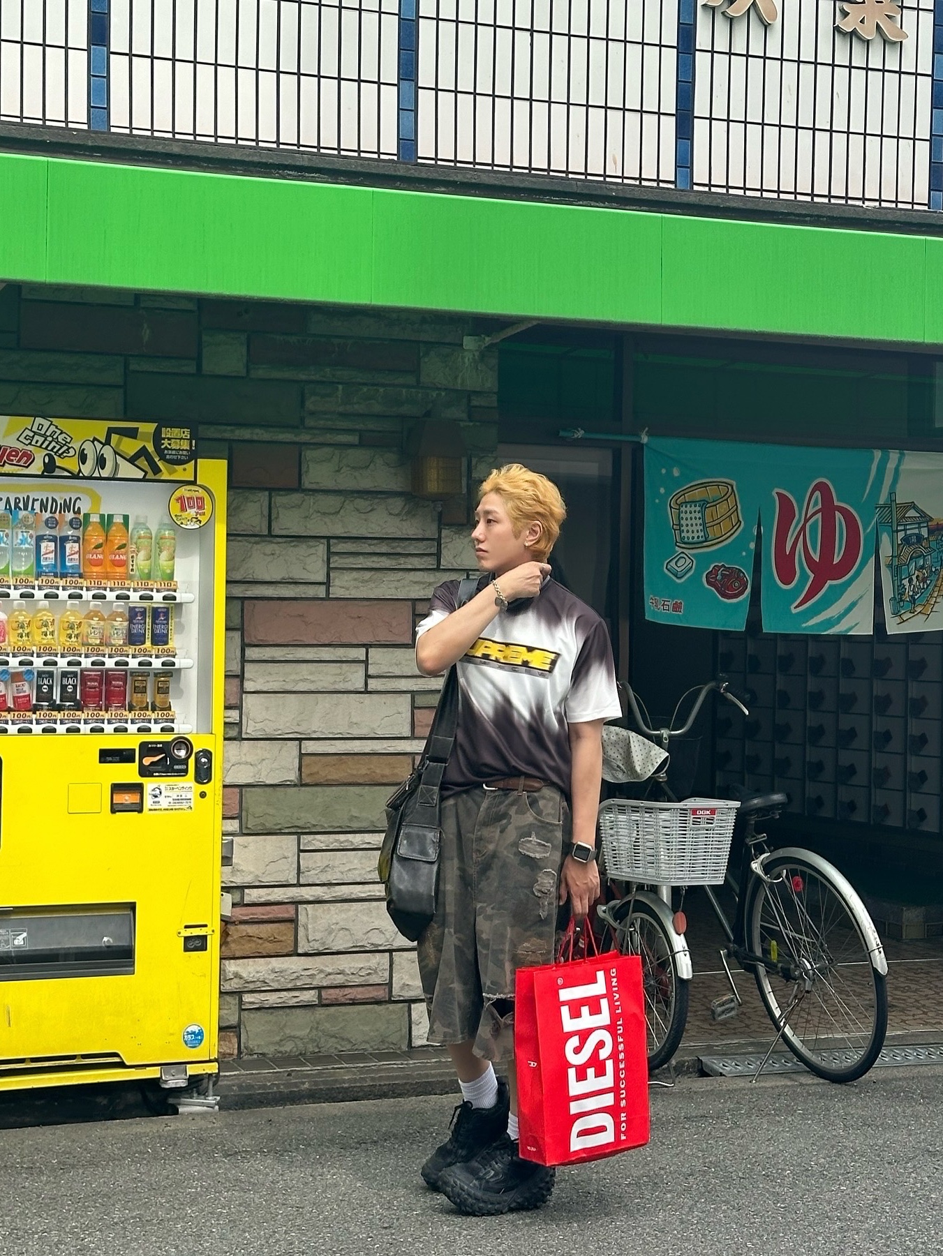 Supreme Blur Soccer Jersey Black - 24SS, Balenciaga Defender Sneakers Black 착용 스타일 - 2