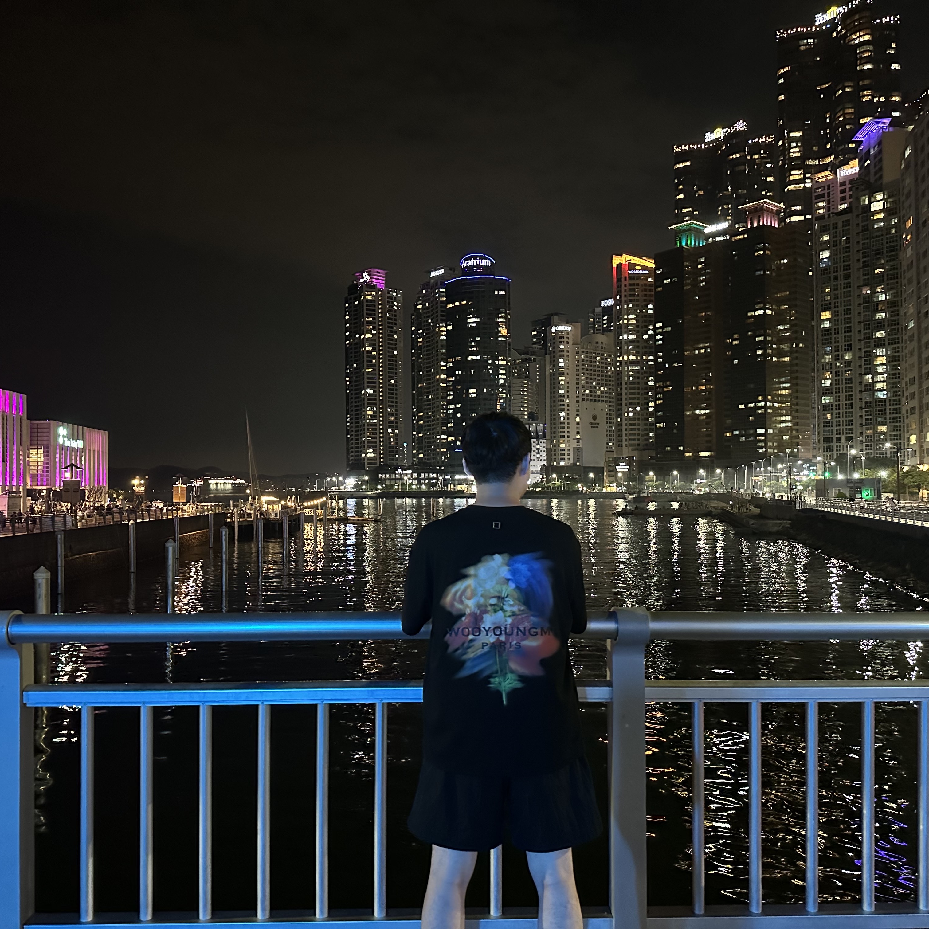 Wooyoungmi Swaying Flower Back Logo T-Shirts Black - 24FW 착용 스타일