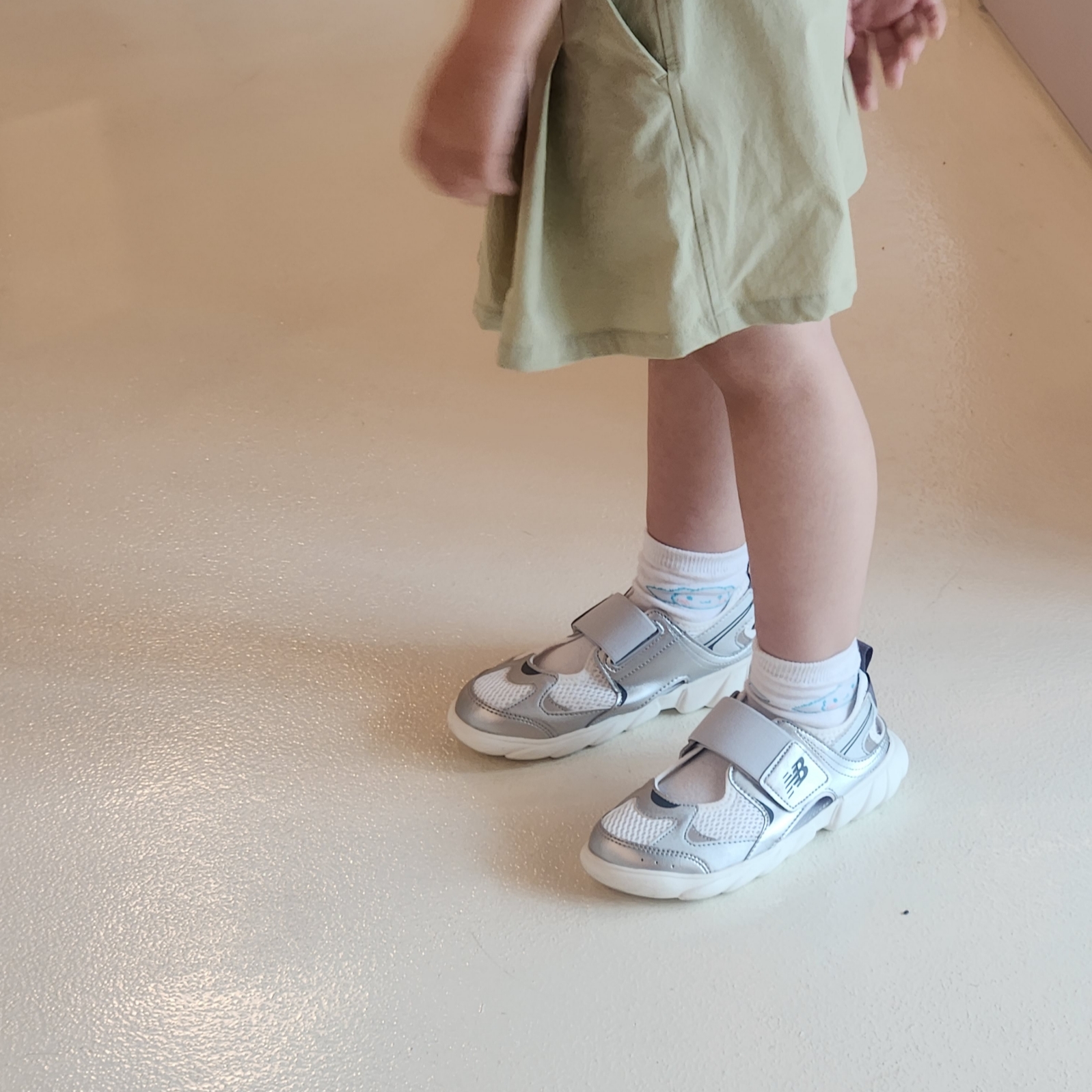 (Kids) New Balance Freedle 920 Sandal Silver 착용 스타일 - 2