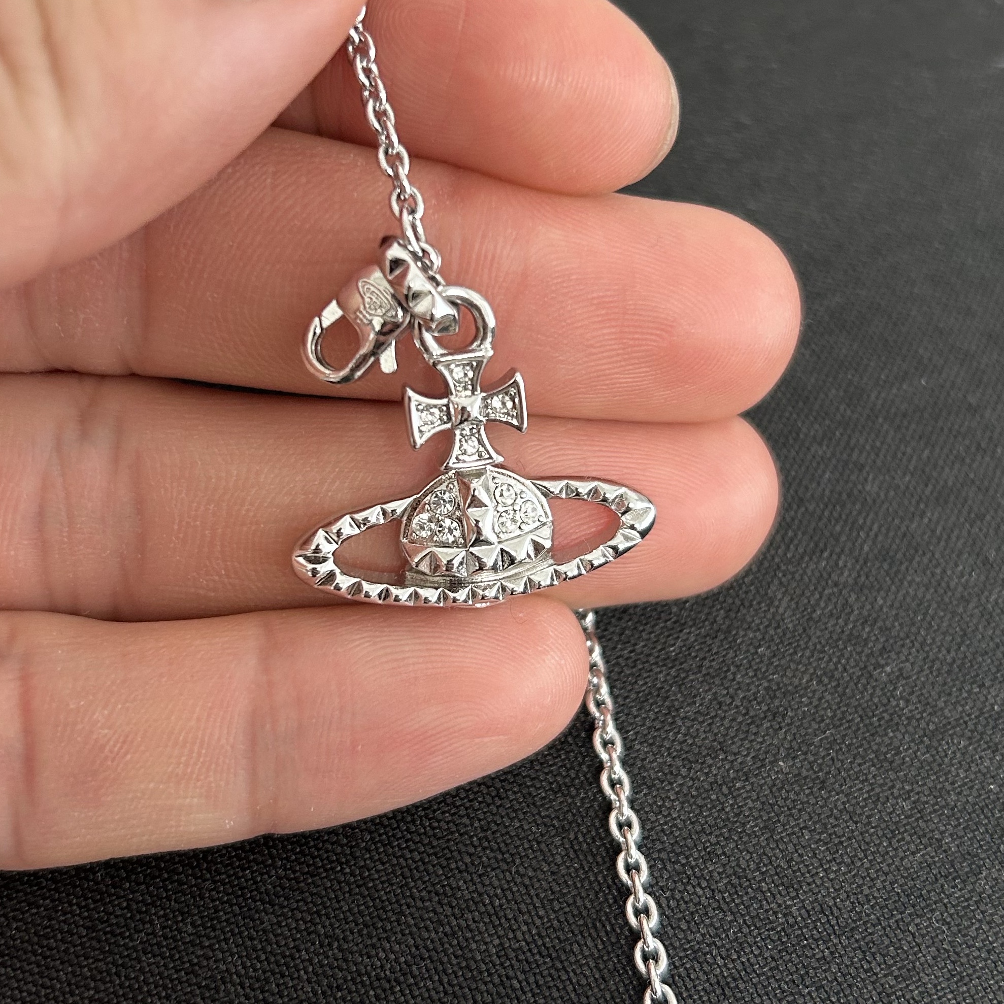 Vivienne Westwood Mayfair Bas Relief Pendant Silver 착용 스타일 - 1
