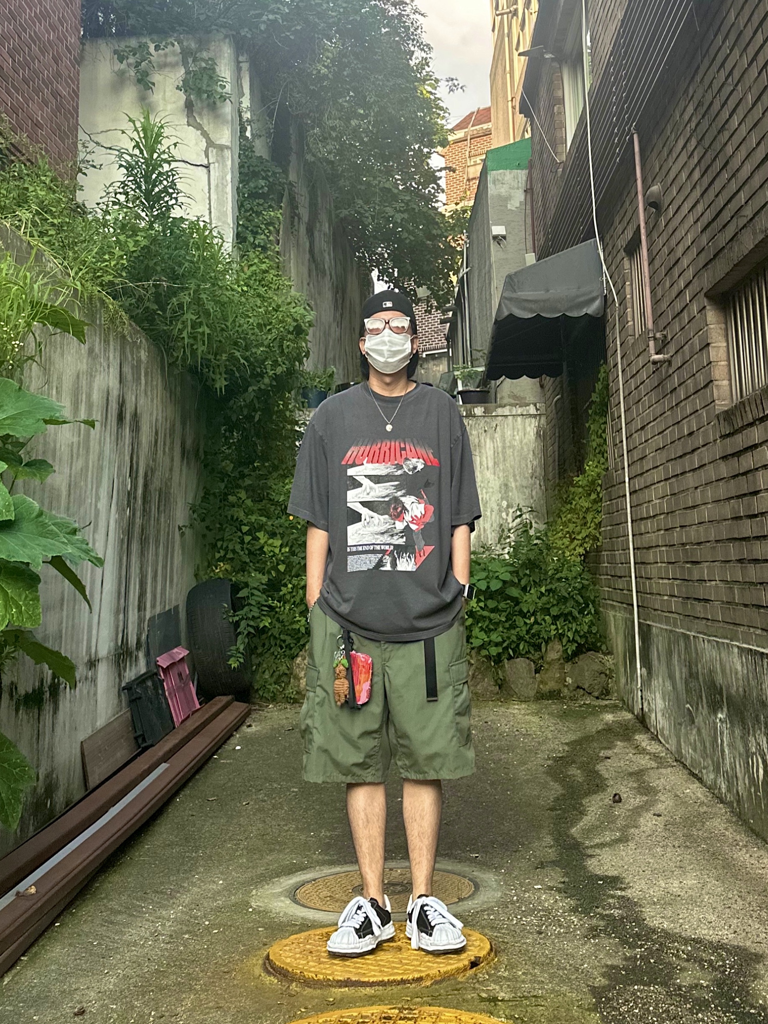 Maison Mihara Yasuhiro Blakey OG Sole Canvas Low-top Sneakers Black White, NONFLOOR Earth Hurricane T-Shirt Washed Charcoal 착용 스타일 - 2