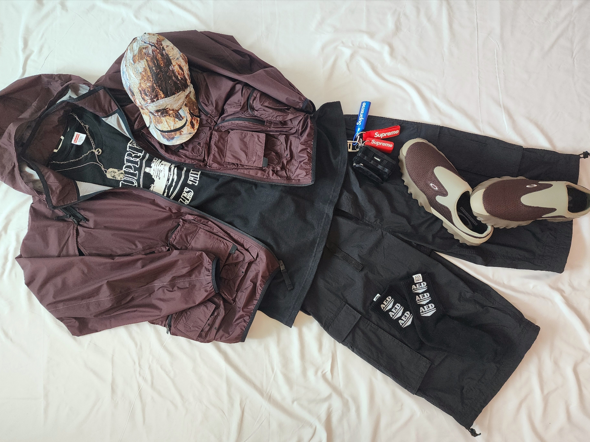 Nike x Drake Nocta NRG LR Track Jacket Dark Wine (DR2618-646), Oakley Factory Team x Brain Dead Ostrich Chop Saw Mule Maroon Espresso 착용 스타일 - 1