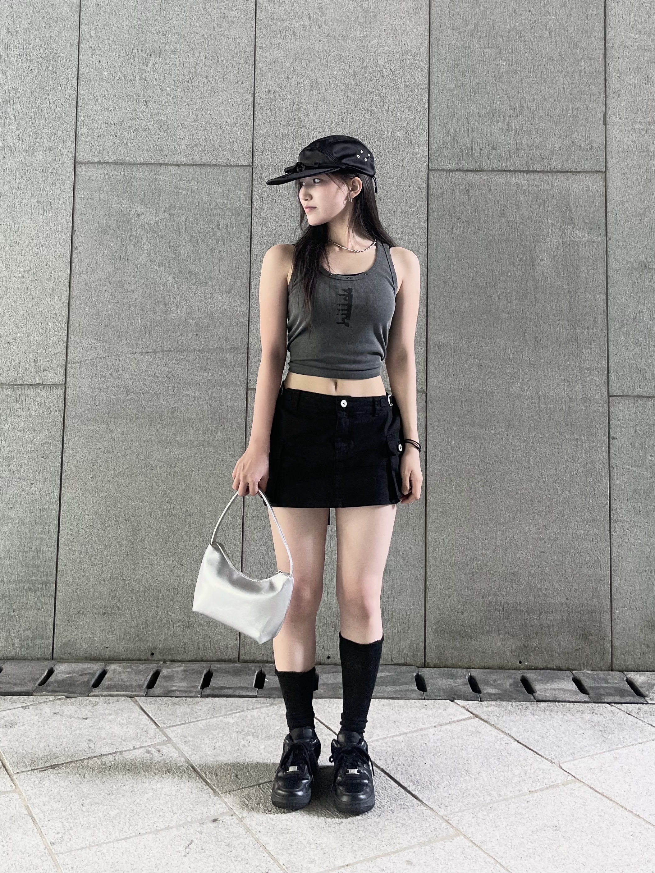 (W) Nike Air Force 1 '07 Low Triple Black, YOUCHE QS Duck Cap Black 착용 스타일 - 2