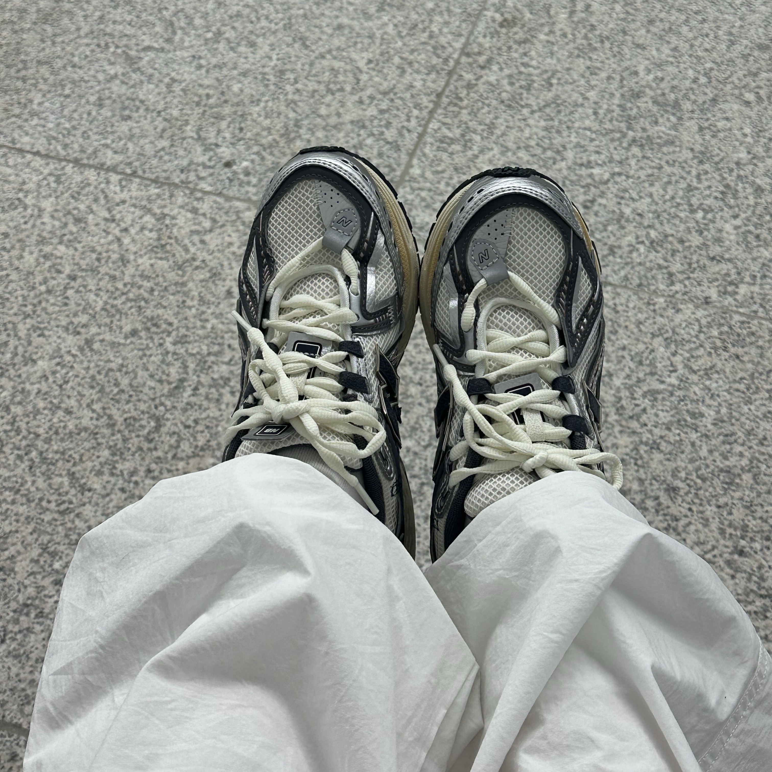 New Balance 1906A Silver Metallic Castlerock 착용 스타일 - 3