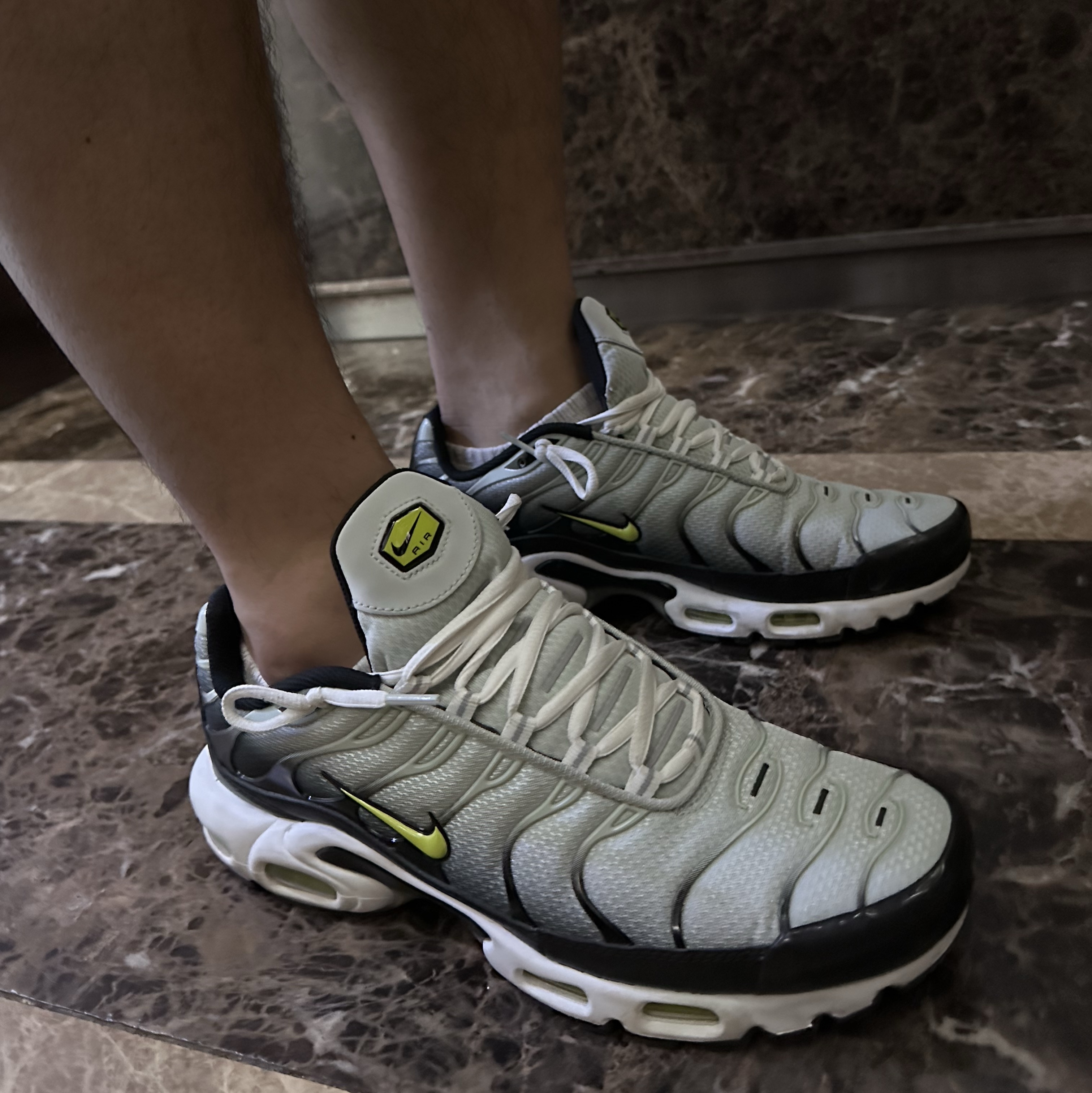 Nike Air Max Plus Black Bright Cactus 착용 스타일 - 2