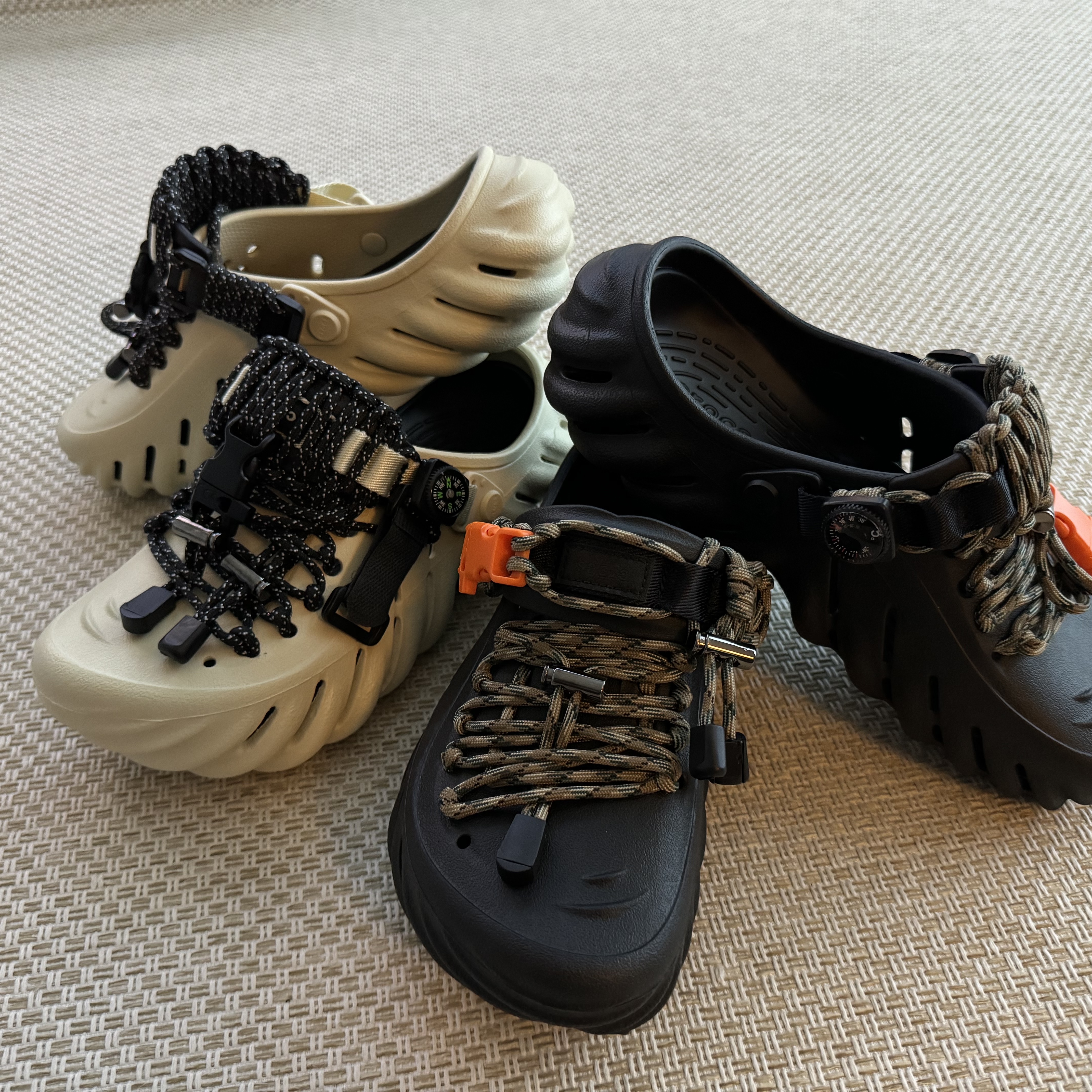 Crocs Echo Clog Bone Black 착용 스타일 - 3
