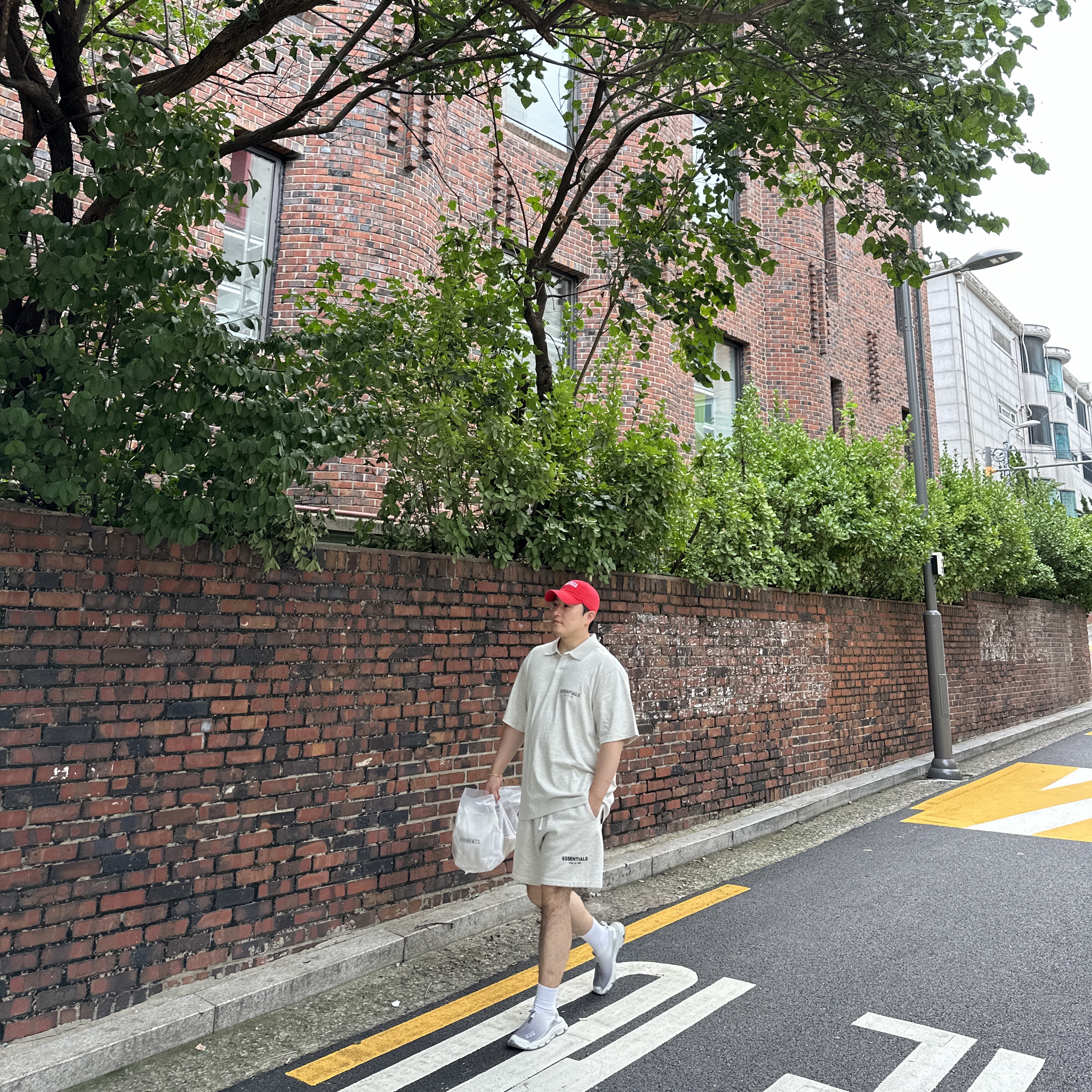 Essentials The Core Collection Short Sleeve Polo Oatmeal, Salomon RX Moc 3.0 Glacier Gray 착용 스타일