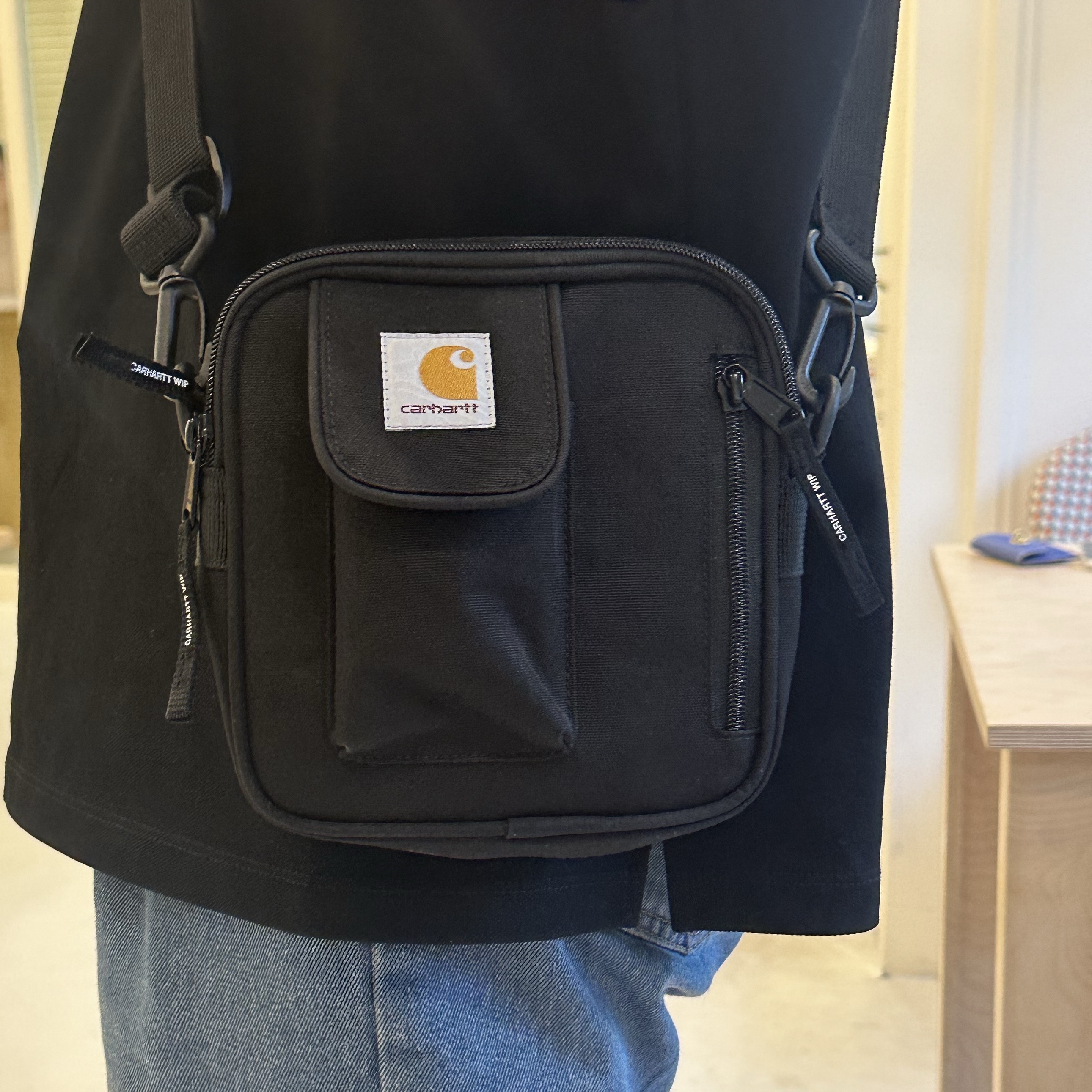 Carhartt WIP Essentials Bag Black 착용 스타일 - 2