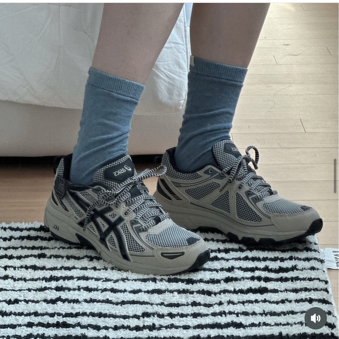 Asics Gel-Venture 6 Feather Grey Black 착용 스타일 - 7