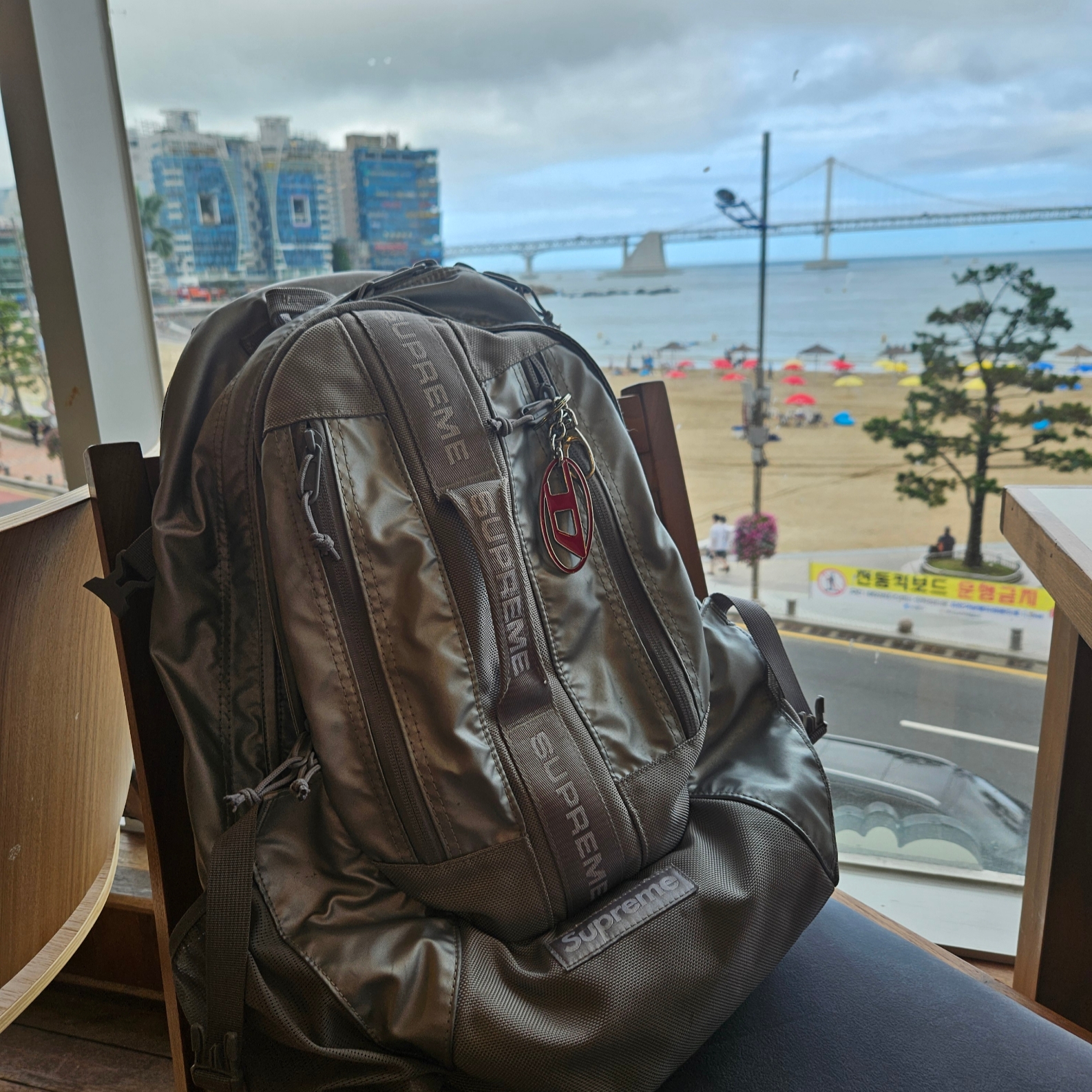 Supreme Backpack Silver - 22FW, Diesel Holy B Logo Keyring Red 착용 스타일