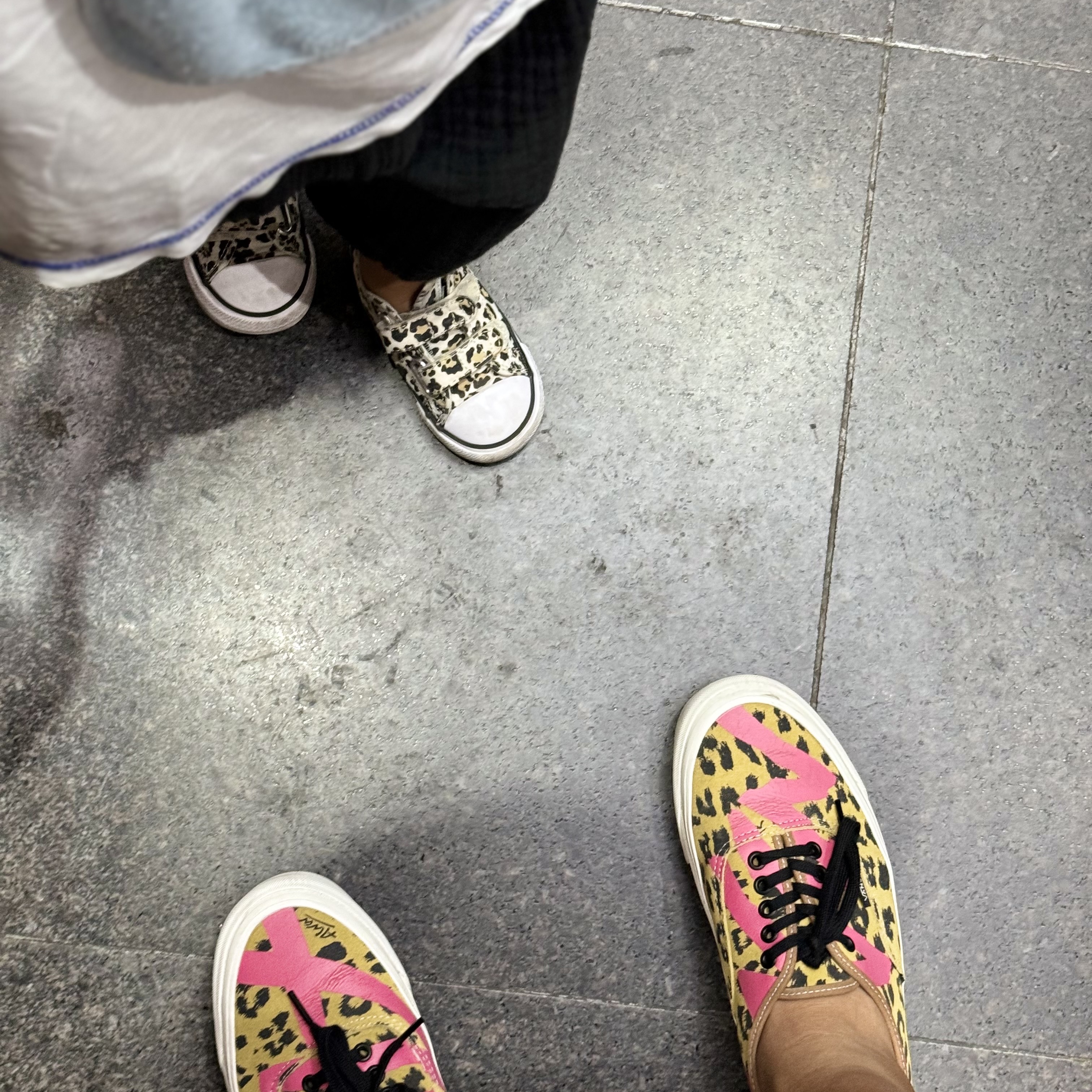 Vans Authentic Convert Growth Garden Sunflower, Vans Authentic VR3 SF Checkerboard Marshmallow 착용 스타일 - 3