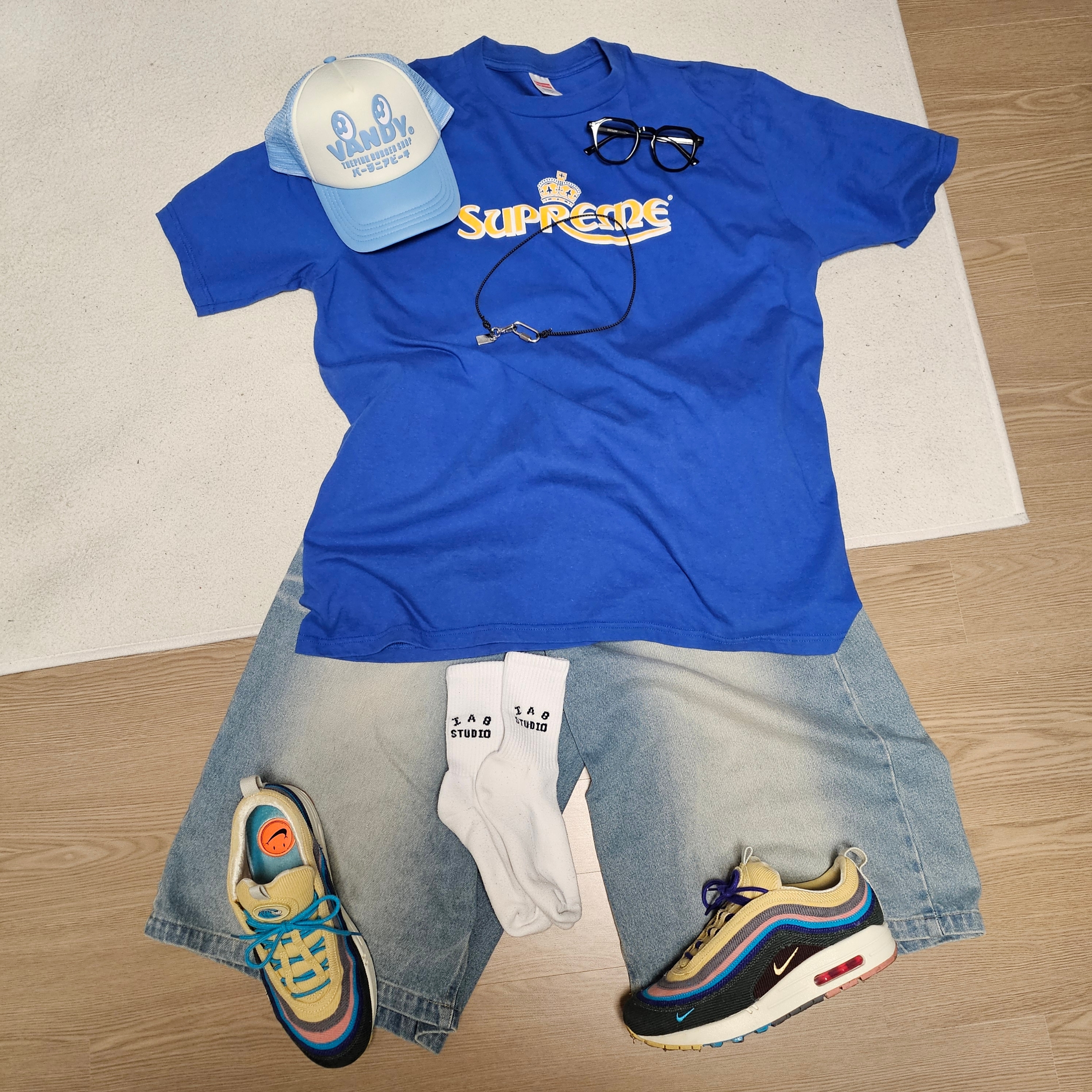 Supreme Crown T-Shirt Royal - 23SS, IAB Studio Socks White (5 Pack) 착용 스타일