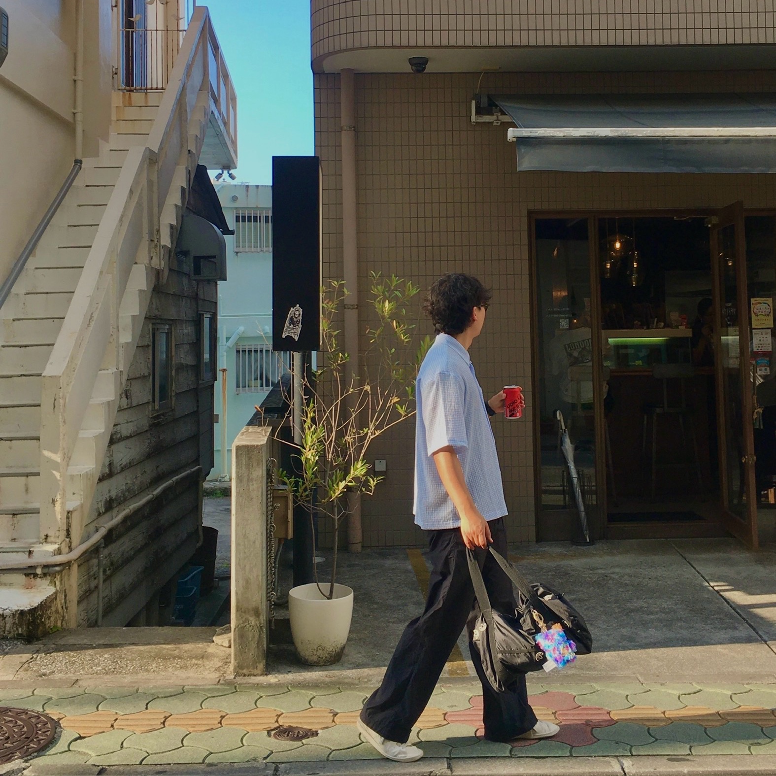 Stussy Boxy Flat Hem Crinkled Shirt Blue Check, Balenciaga x Adidas Stan Smith Off White 착용 스타일