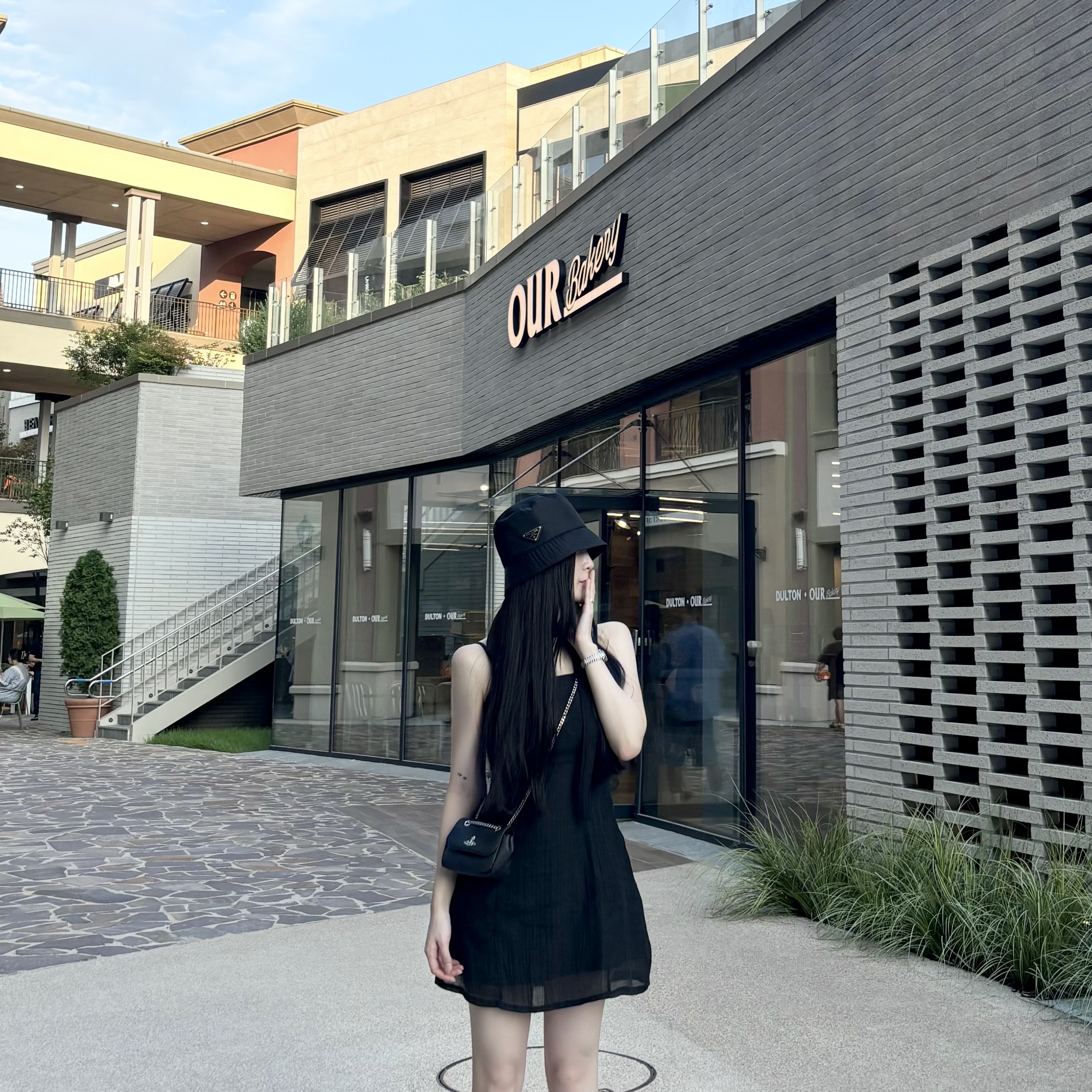 Prada Re-Nylon Bucket Hat Black, Vivienne Westwood Saffiano Biogreen Small Purse Cross Bag Black 착용 스타일 - 2