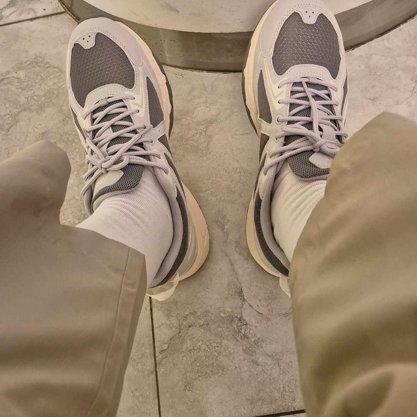 Asics Gel-Venture 6 SPS Clay Grey Cream 착용 스타일 - 1