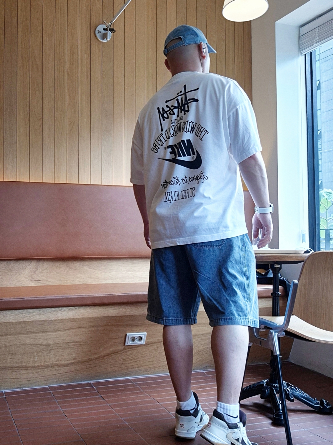 Nike x Stussy T-Shirt White (DV1774-100), Jordan x Travis Scott Jumpman Jack TR Sail and Dark Mocha 착용 스타일 - 1