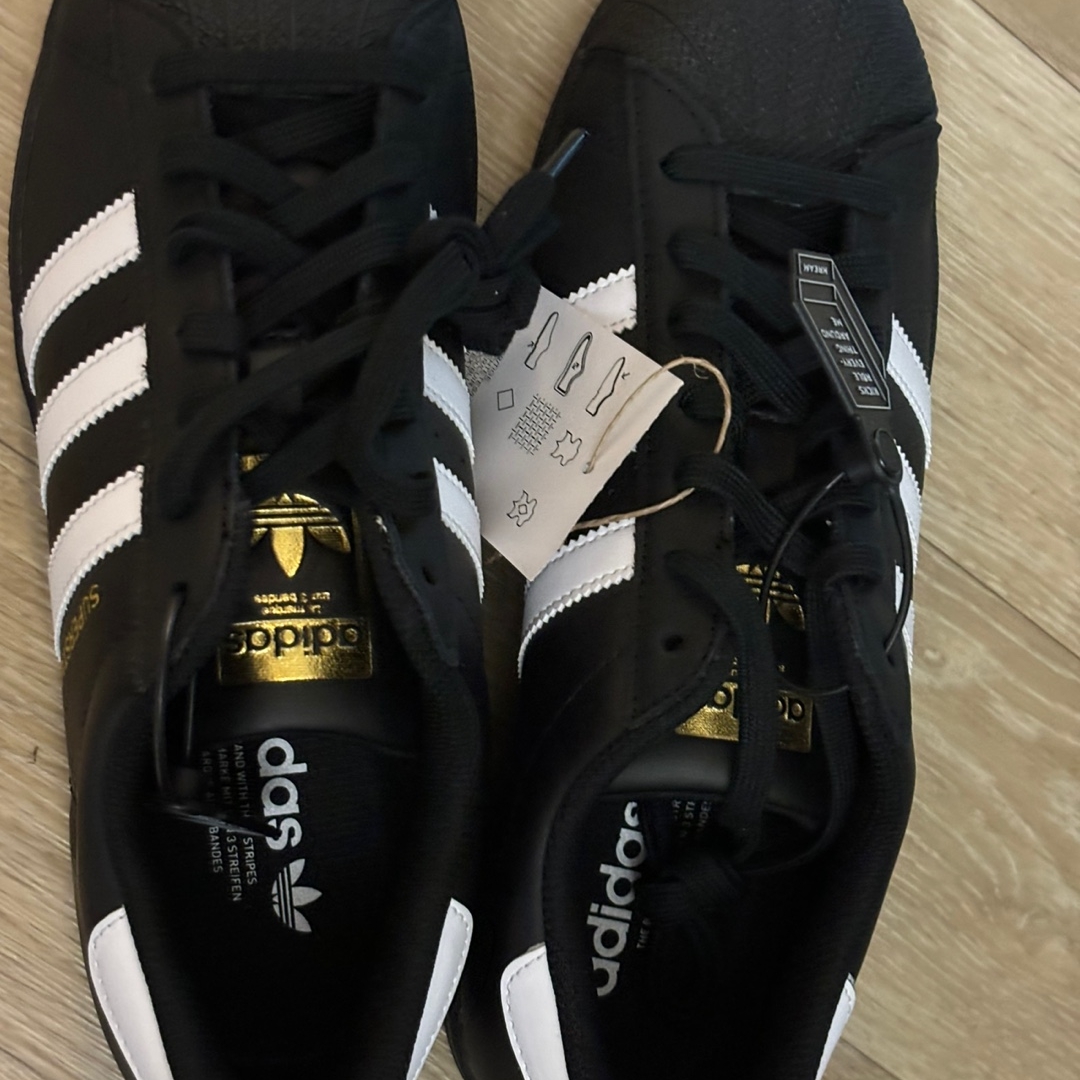Adidas Superstar Core Black White 착용 스타일 - 2