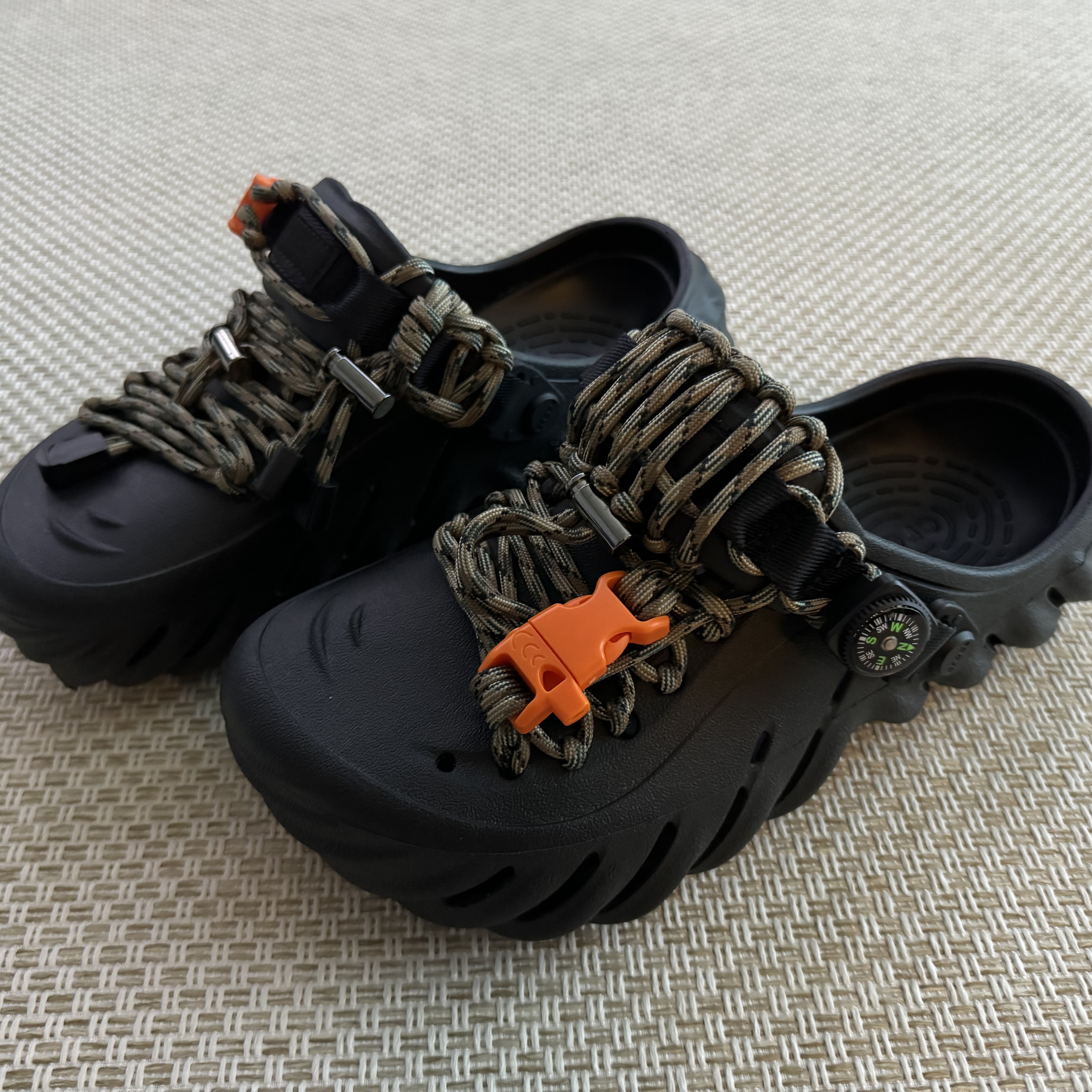 Crocs Echo Clog Black 착용 스타일 - 1