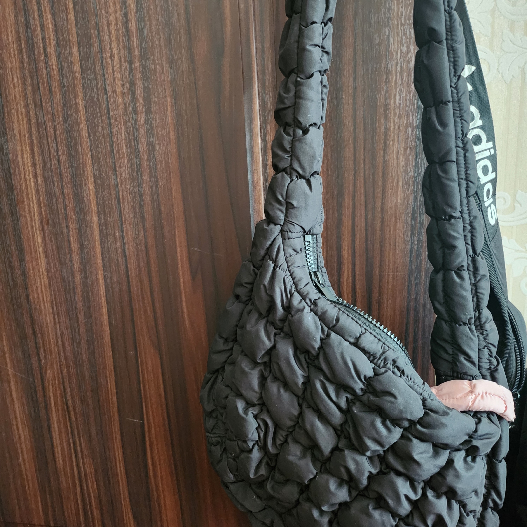 COS Quilted Messenger Bag Black 착용 스타일