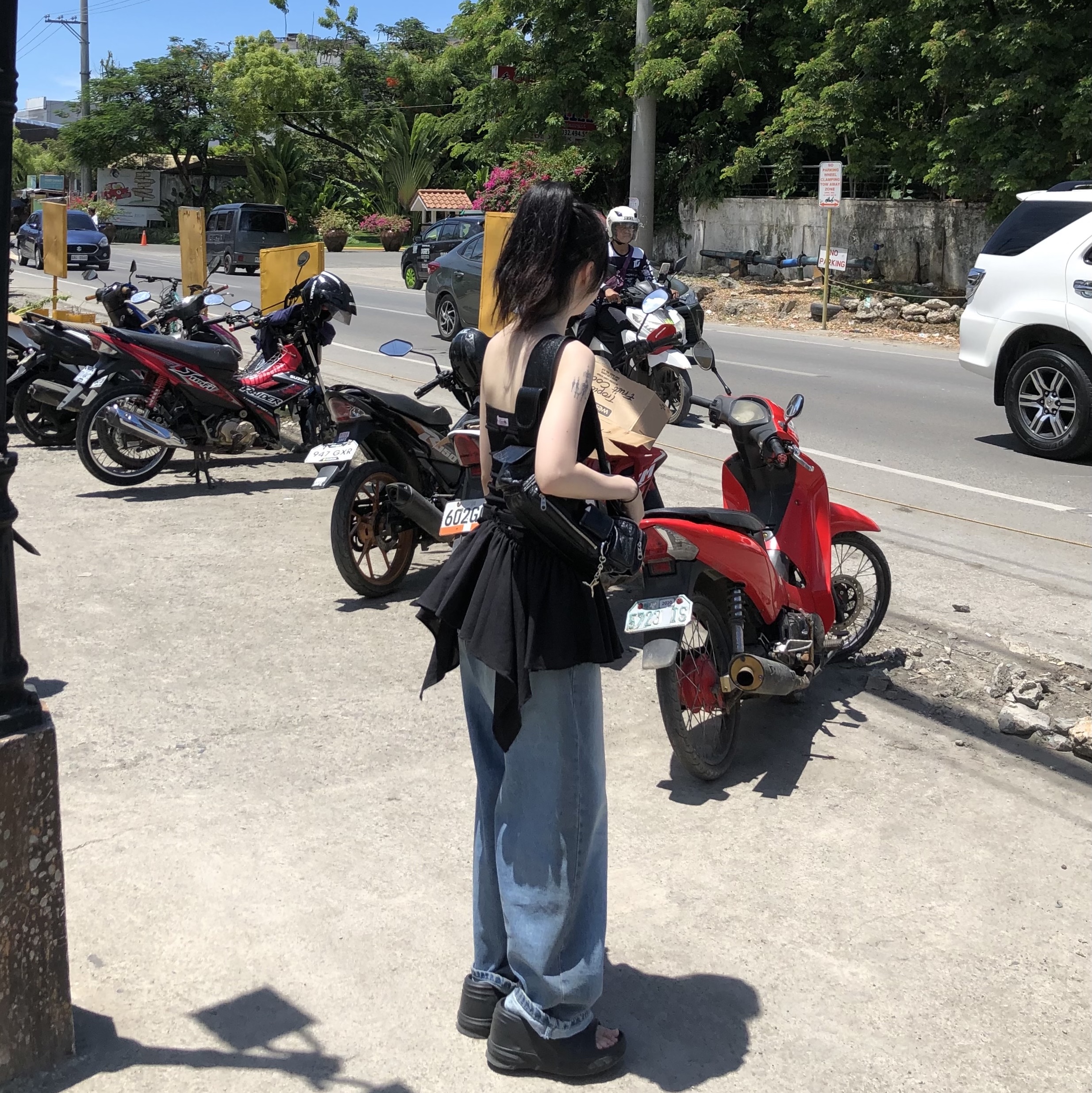 Balenciaga Superbusy XS Sling Bag Black 착용 스타일 - 3