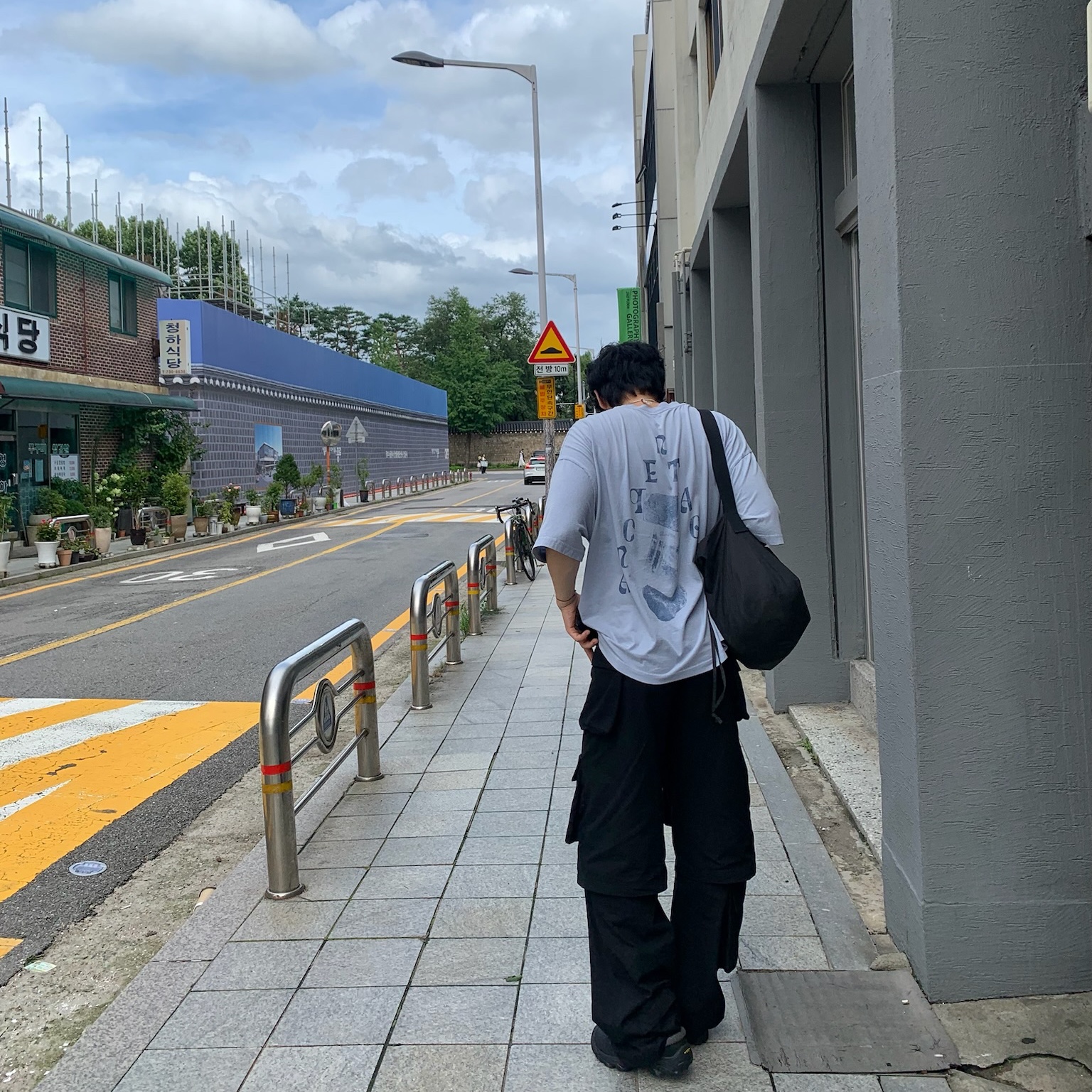 Uniqlo U Drawstring Shoulder Bag Black 착용 스타일