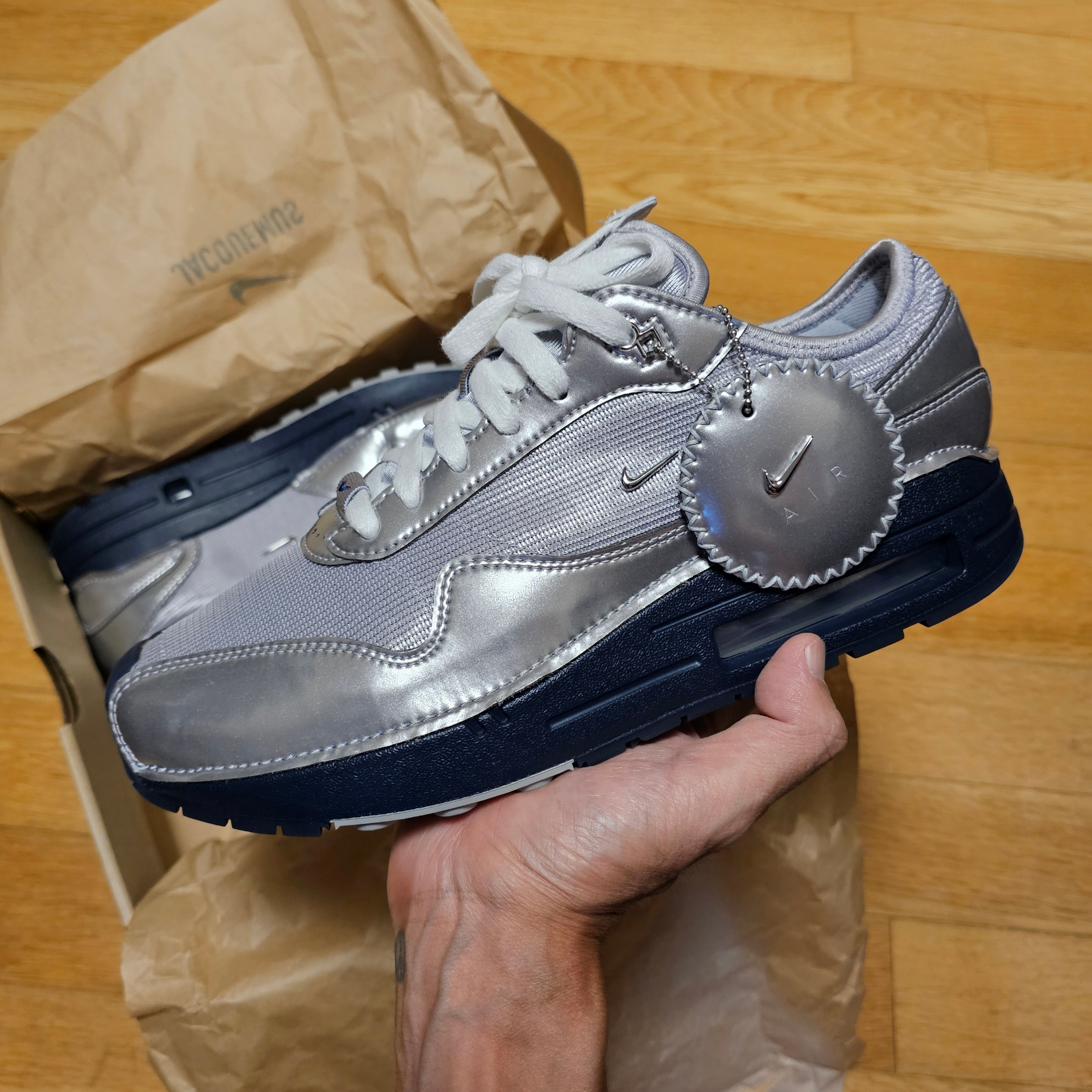 Nike x Jacquemus Air Max 1 '86 Metallic Silver Midnight Navy, Nike x Jacquemus Air Max 1 '86 Sail and Summit White 착용 스타일 - 4