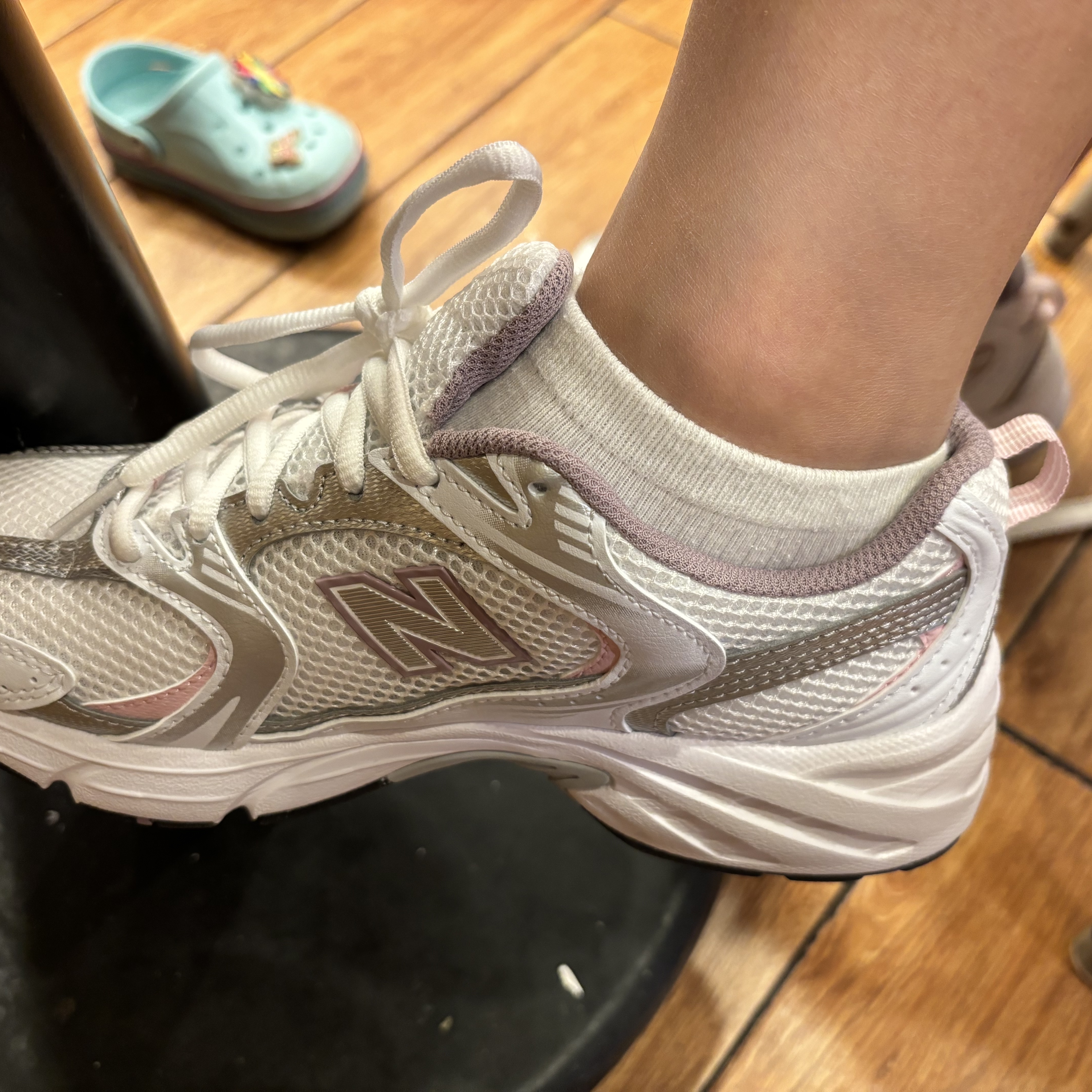 New Balance 530 White Silver Pink 착용 스타일 - 2