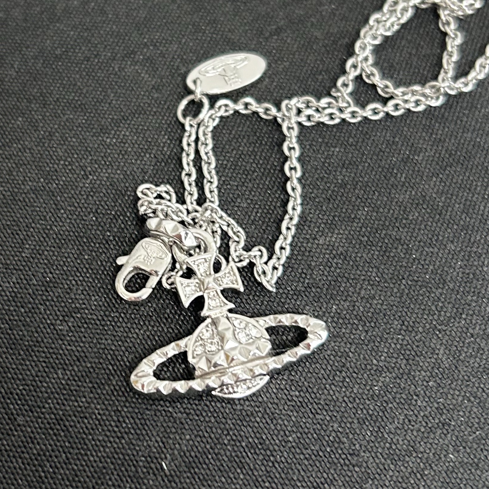 Vivienne Westwood Mayfair Bas Relief Pendant Silver 착용 스타일 - 2