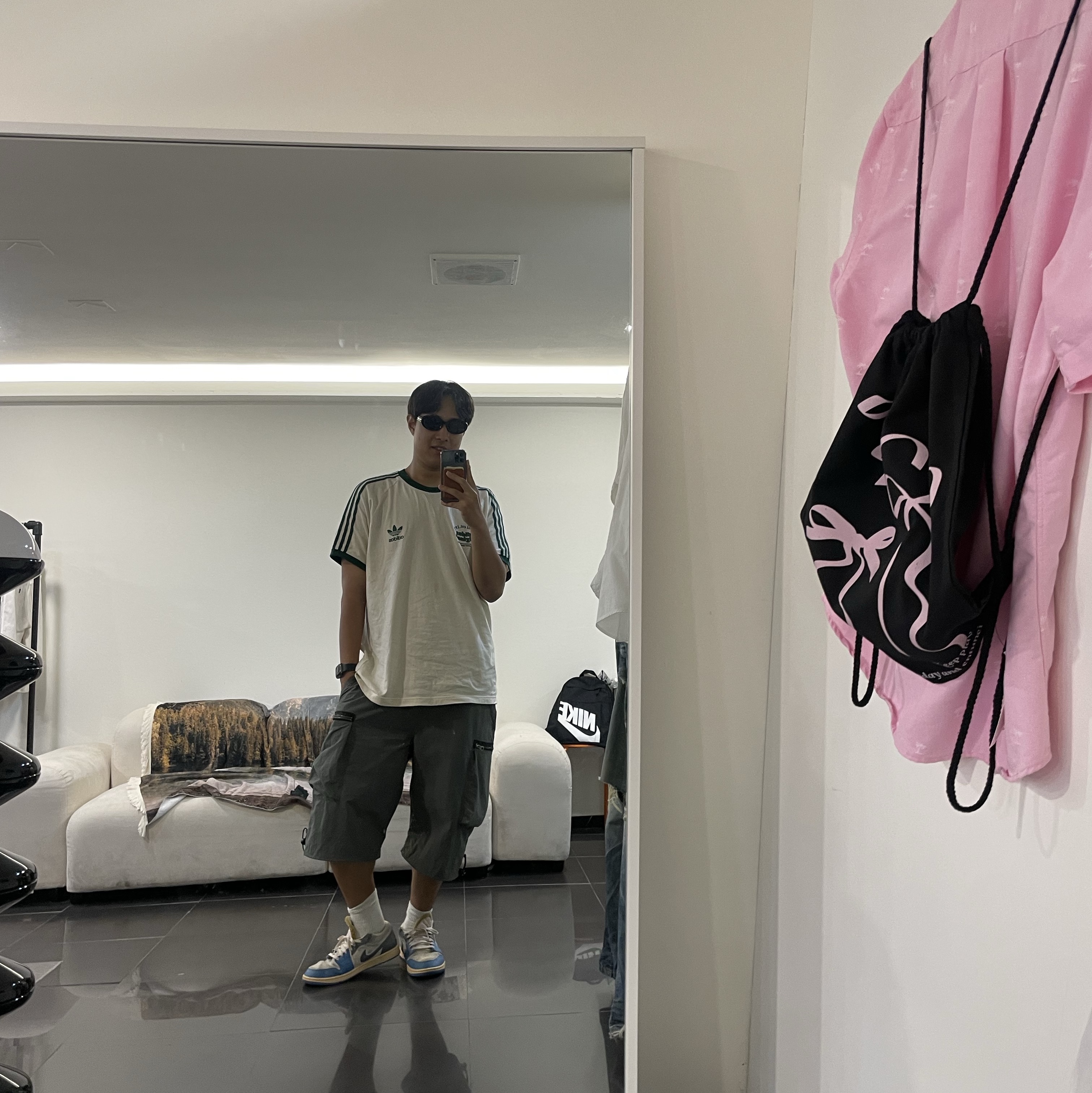 Adidas Sport Graphic Cali T-Shirt Wonder White - KR Sizing, Jordan 1 Low SE Tokyo 96 착용 스타일