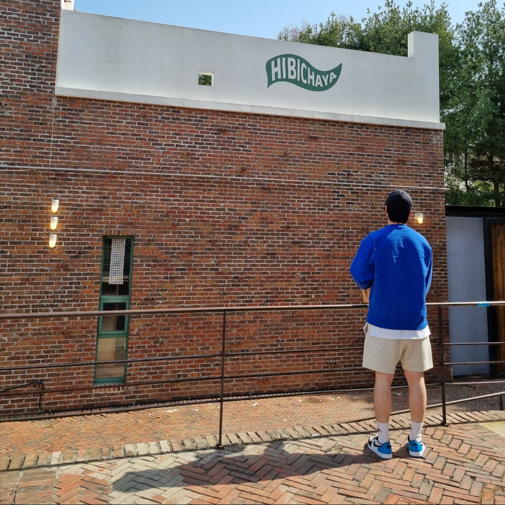 Nike x Stussy NRG Acid Washed Crewneck Game Royal (DR4024-480), Essentials The Core Collection Sweatshorts Light Oatmeal 착용 스타일