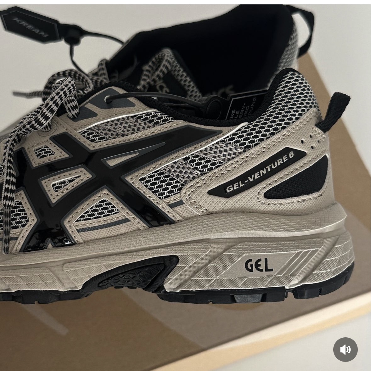 Asics Gel-Venture 6 Feather Grey Black 착용 스타일 - 6