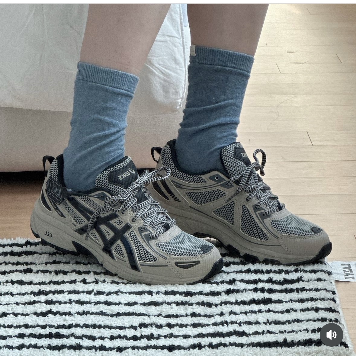 Asics Gel-Venture 6 Feather Grey Black 착용 스타일 - 8