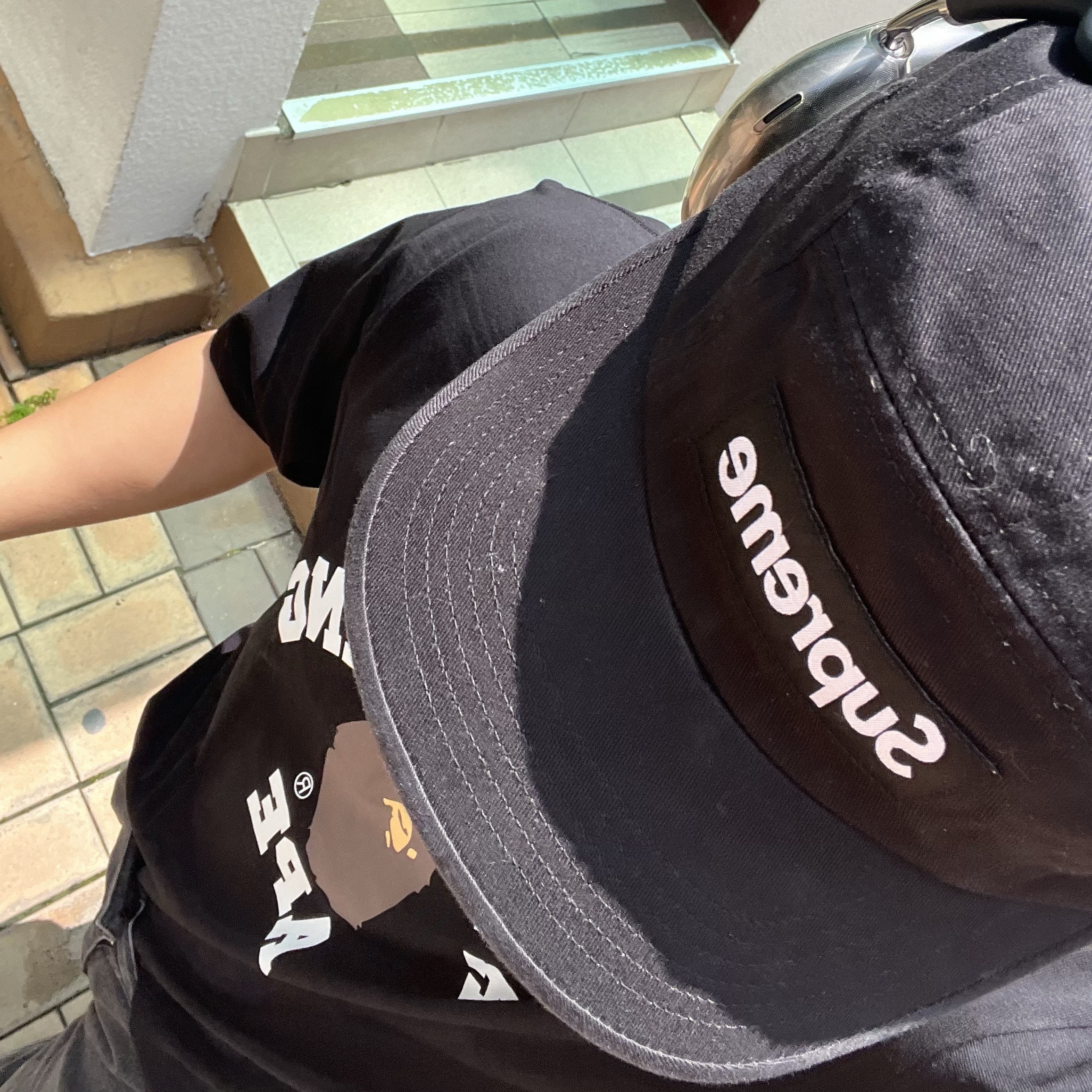 BAPE College T-Shirt Black, Supreme Washed Chino Twill Camp Cap Black 착용 스타일