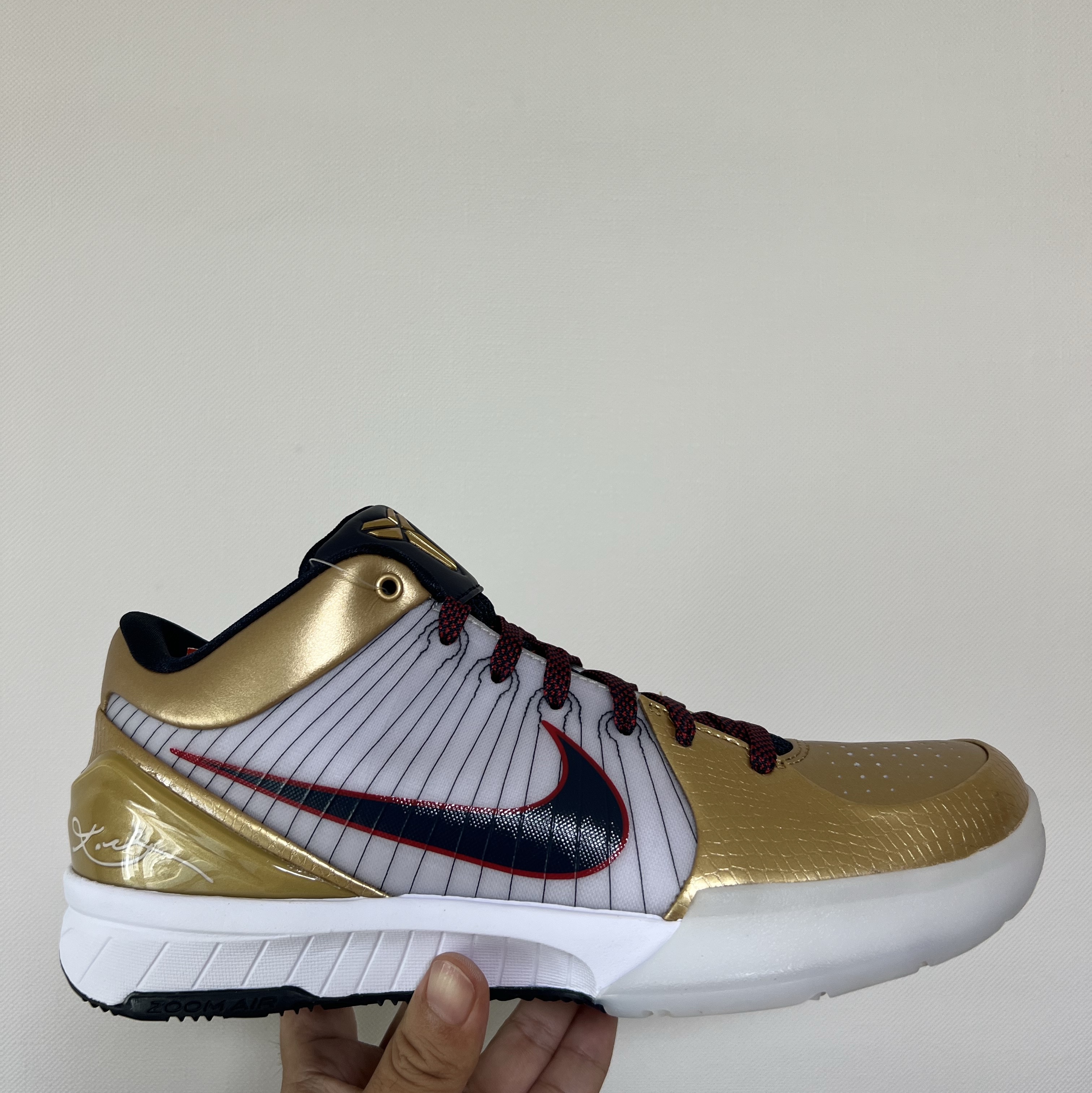 Nike Kobe 4 Protro Metallic Gold and Dark Obsidian 착용 스타일 - 1