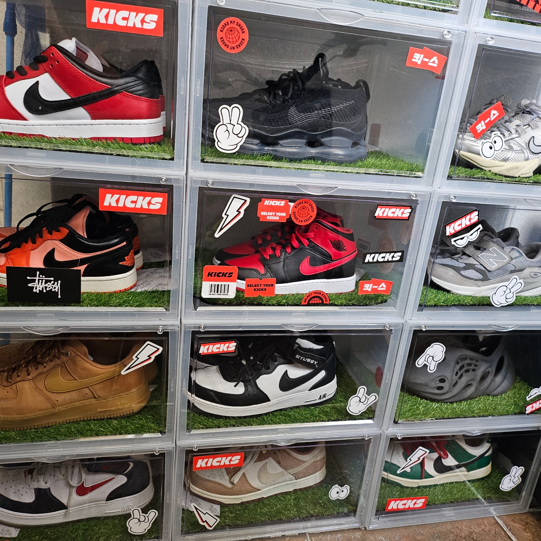 (W) Jordan 1 x Travis Scott Retro Low OG SP Canary, (W) Nike Zoom Vomero 5 Photon Dust and Metallic Silver 착용 스타일 - 3