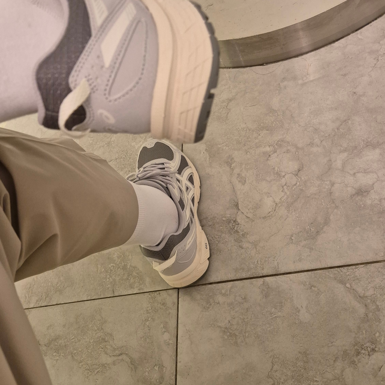 Asics Gel-Venture 6 SPS Clay Grey Cream 착용 스타일 - 2