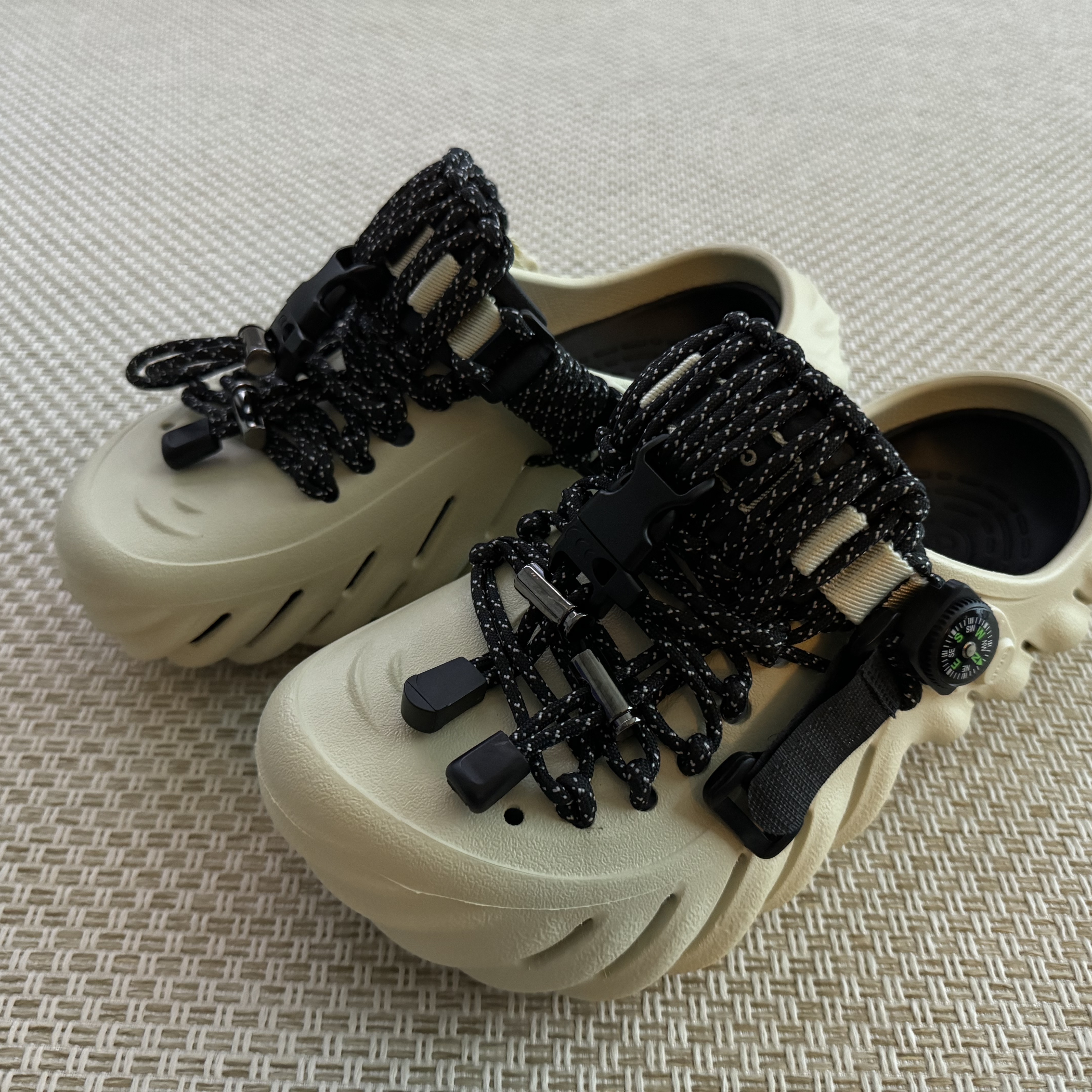 Crocs Echo Clog Bone Black 착용 스타일 - 1