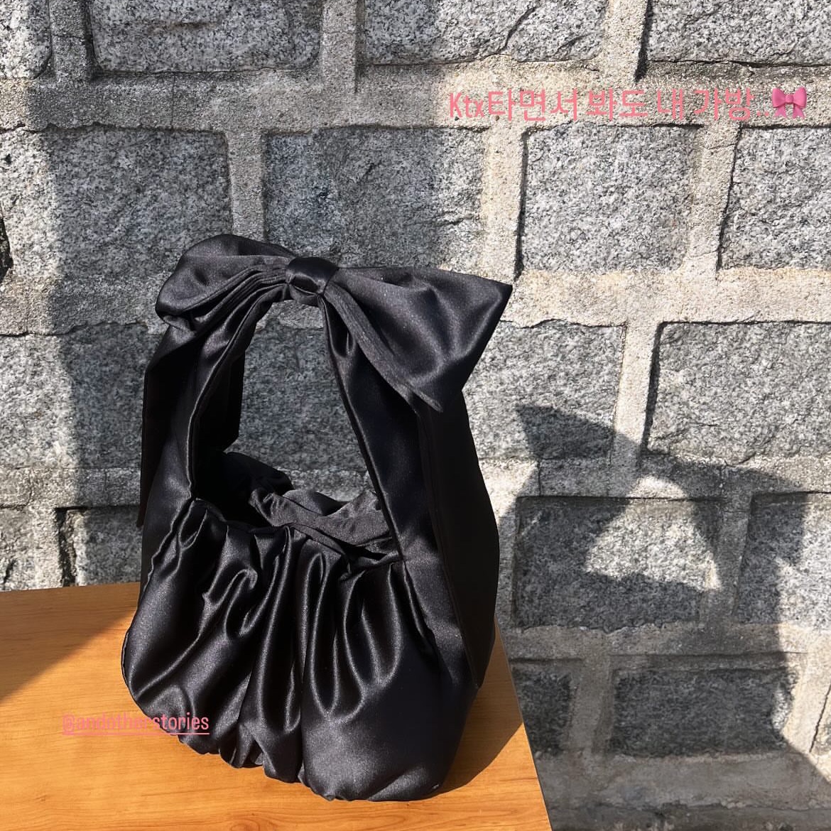 & Other Stories Satin Bow Bag Black 착용 스타일