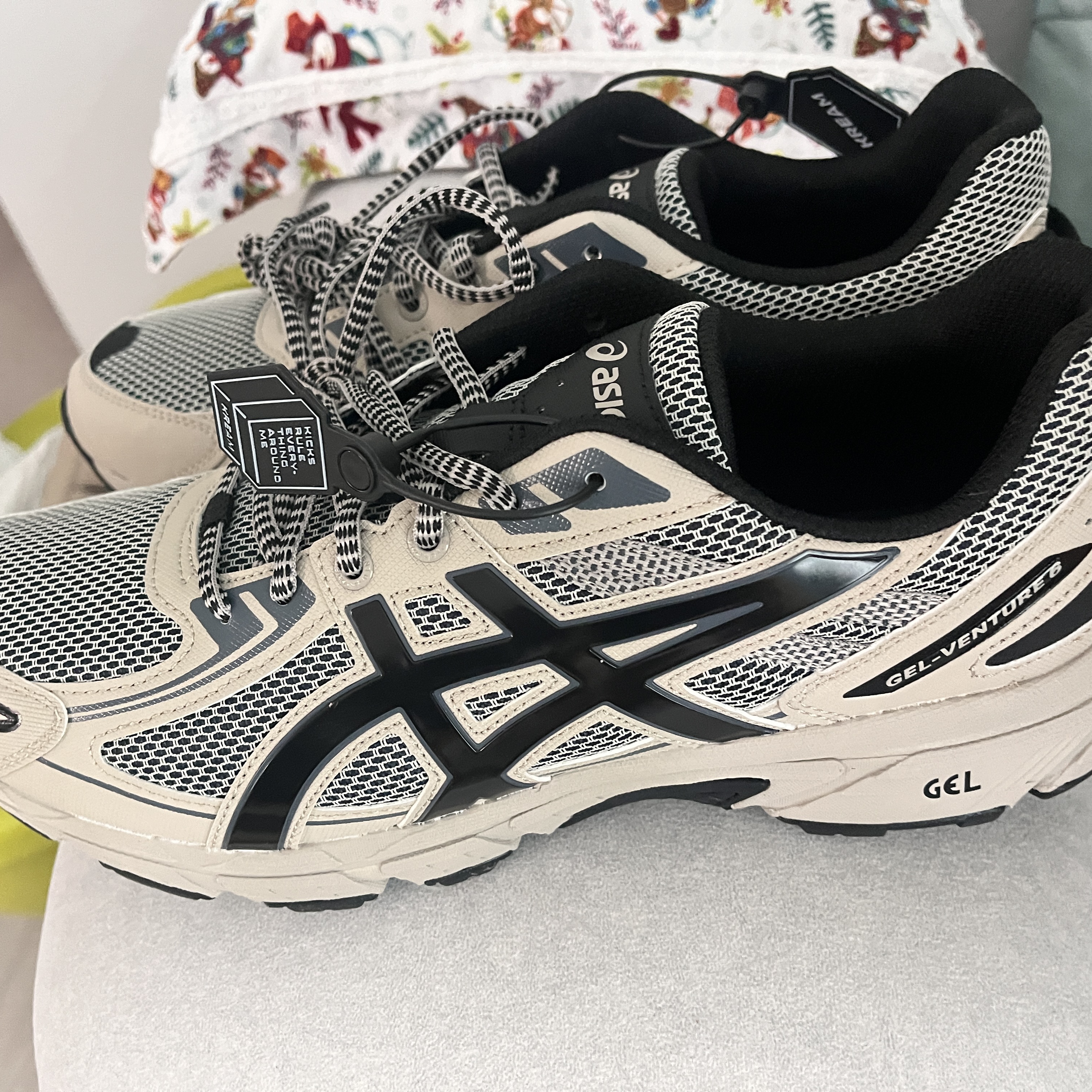 Asics Gel-Venture 6 Feather Grey Black 착용 스타일