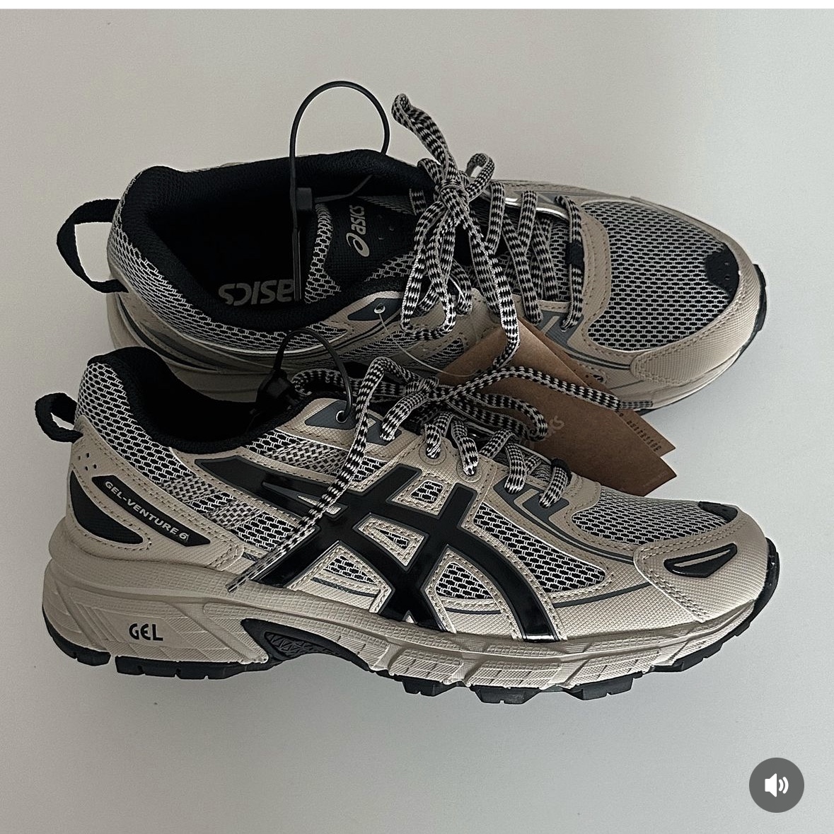 Asics Gel-Venture 6 Feather Grey Black 착용 스타일 - 3