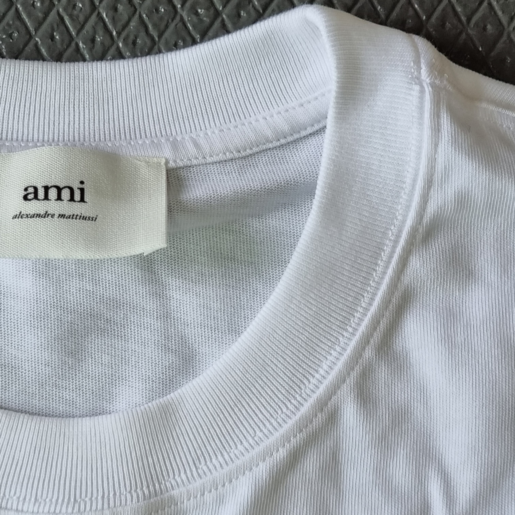 AMI Paris France T-Shirt White 착용 스타일 - 3