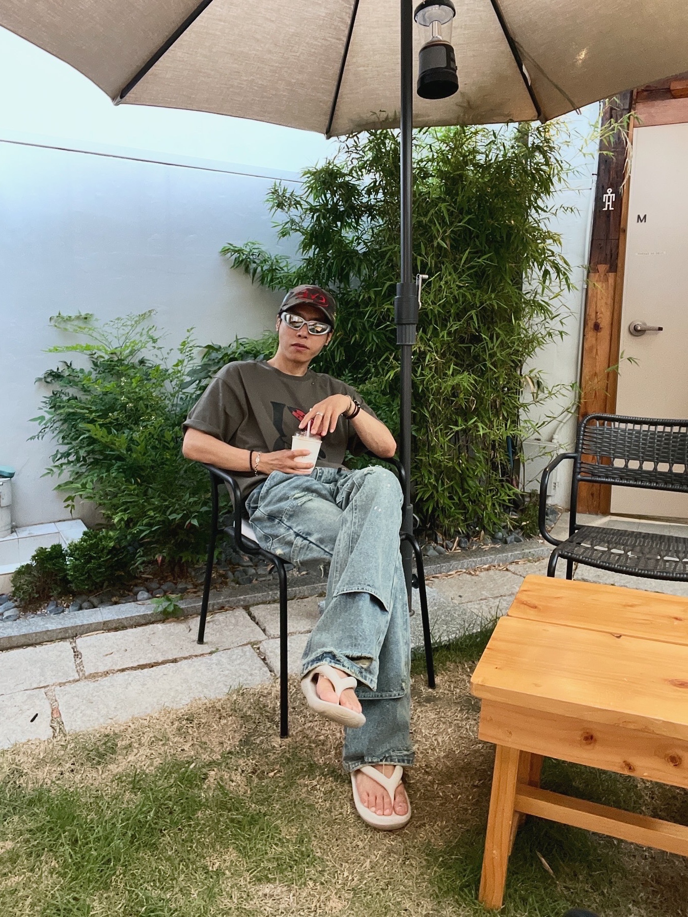 Our Legacy Ladon Leather Keychain Olive, Taw&Toe Flip Flop Zerovity Bio Cream 착용 스타일 - 7
