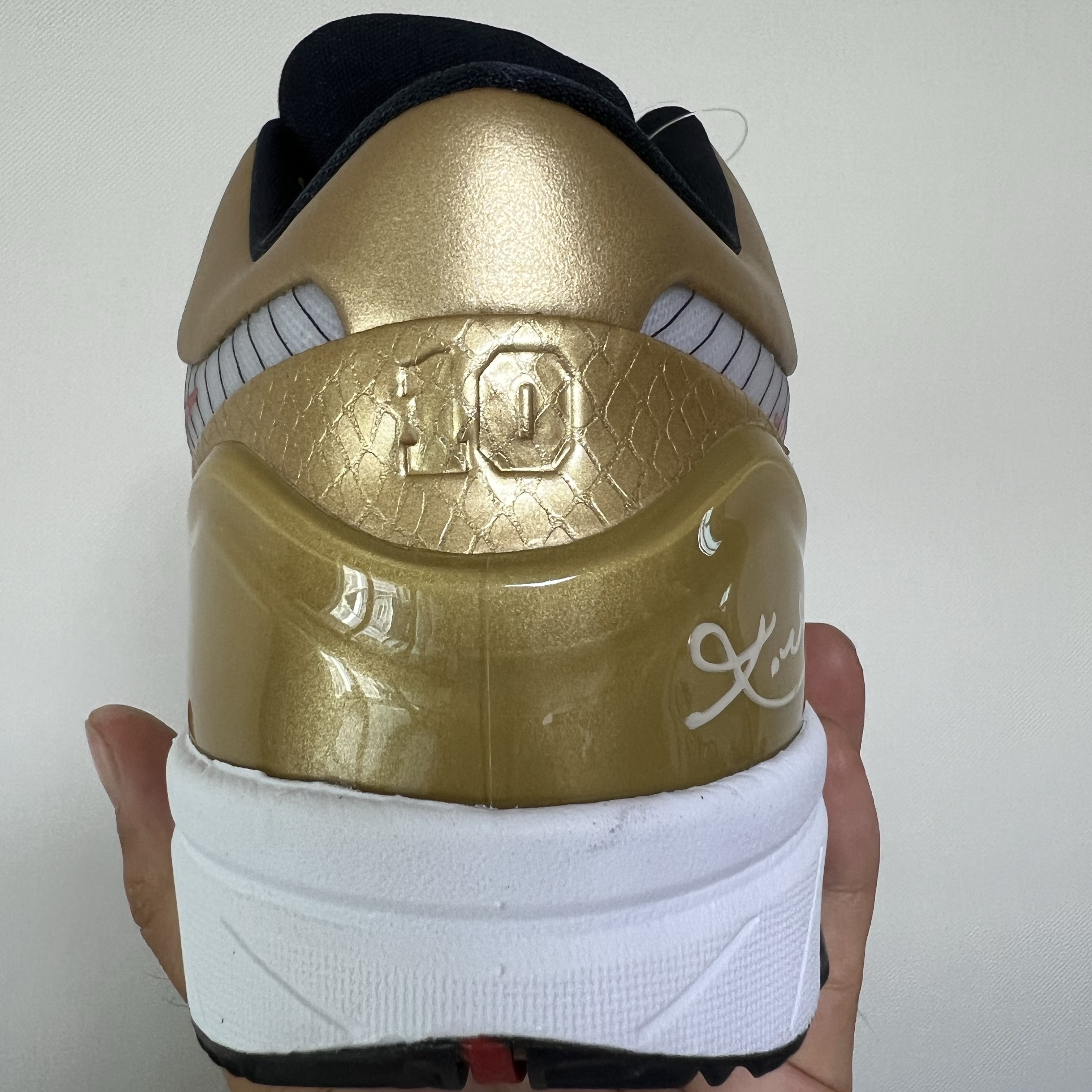 Nike Kobe 4 Protro Metallic Gold and Dark Obsidian 착용 스타일 - 2