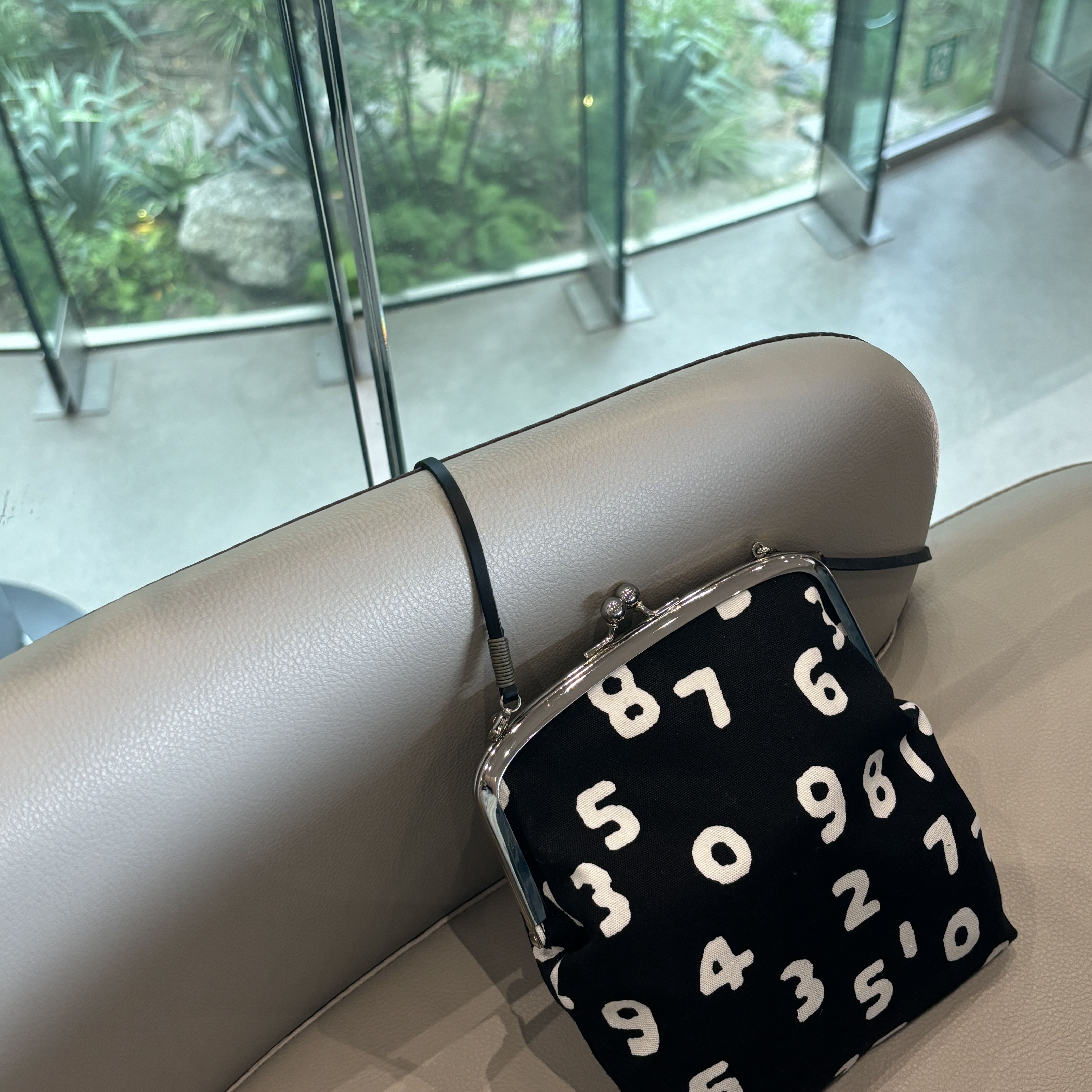 Sou Sou Canvas Soft Gamaguchi Bag Large Black (with 110cm Black Leather Strap) 착용 스타일