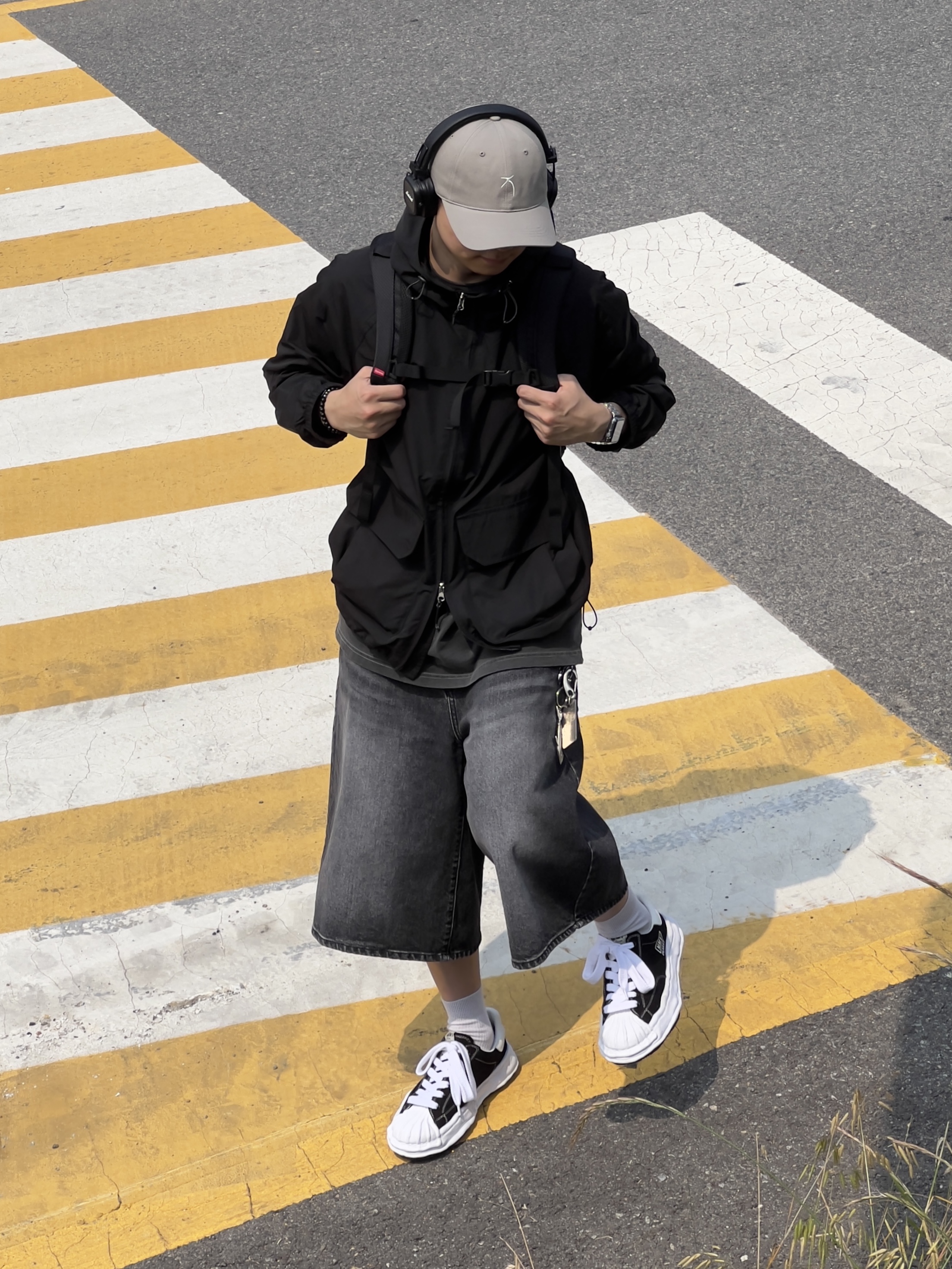 Maison Mihara Yasuhiro Blakey OG Sole Canvas Low-top Sneakers Black White 착용 스타일 - 1