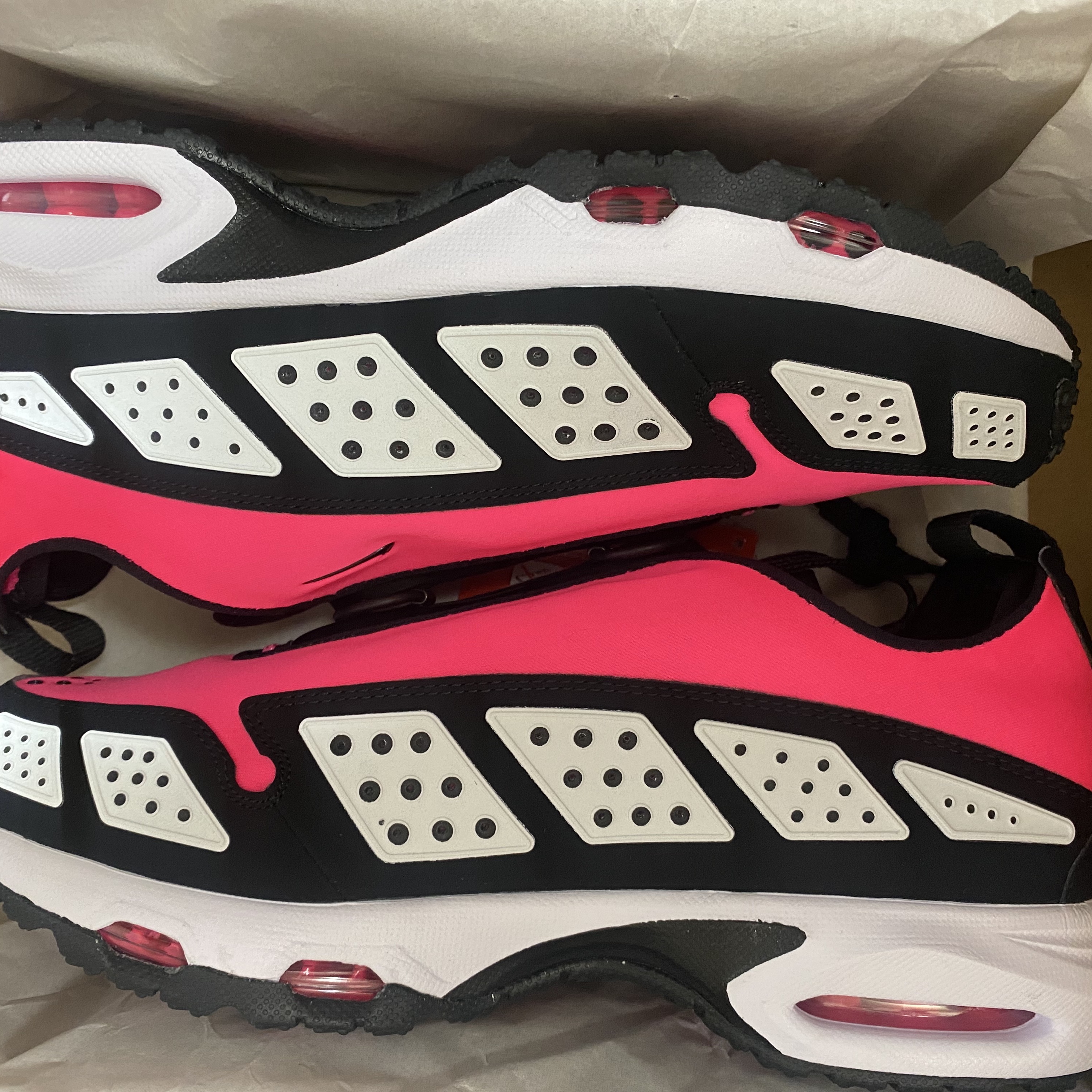 (W) Nike Air Max SNDR Hyper Pink and Black 착용 스타일