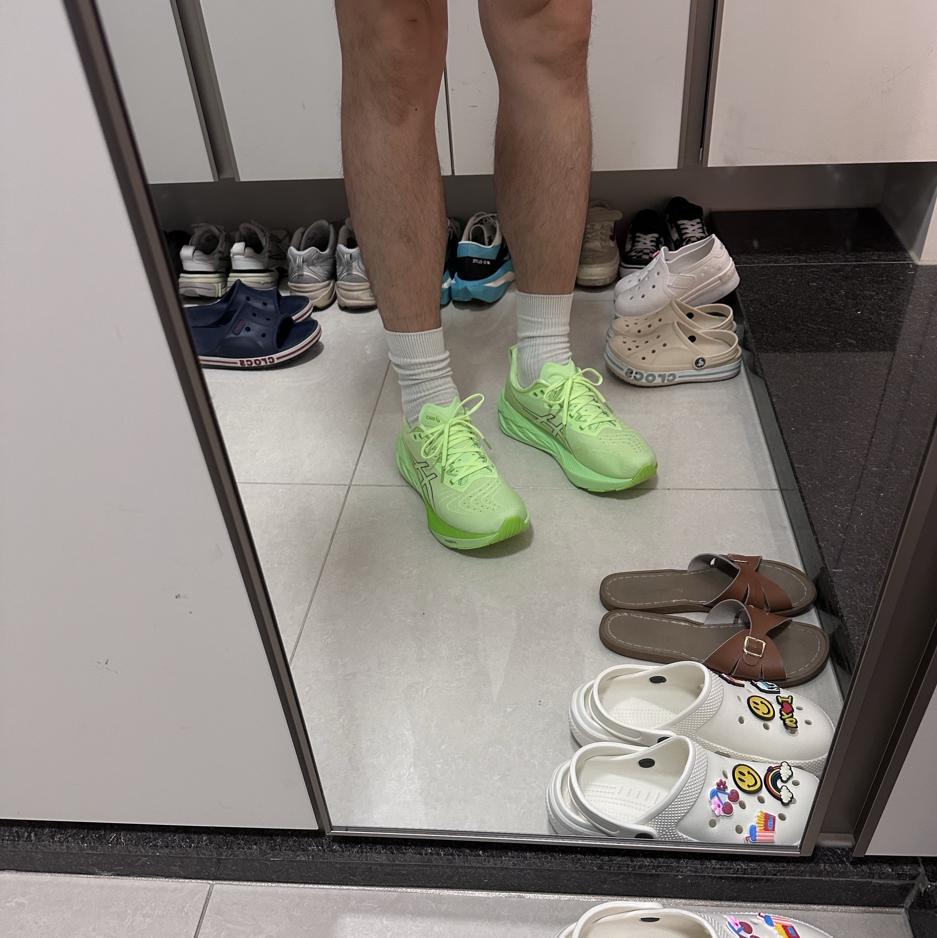 Asics Novablast 4 Illuminate Green Lime Burst - 2E Wide 착용 스타일 - 2