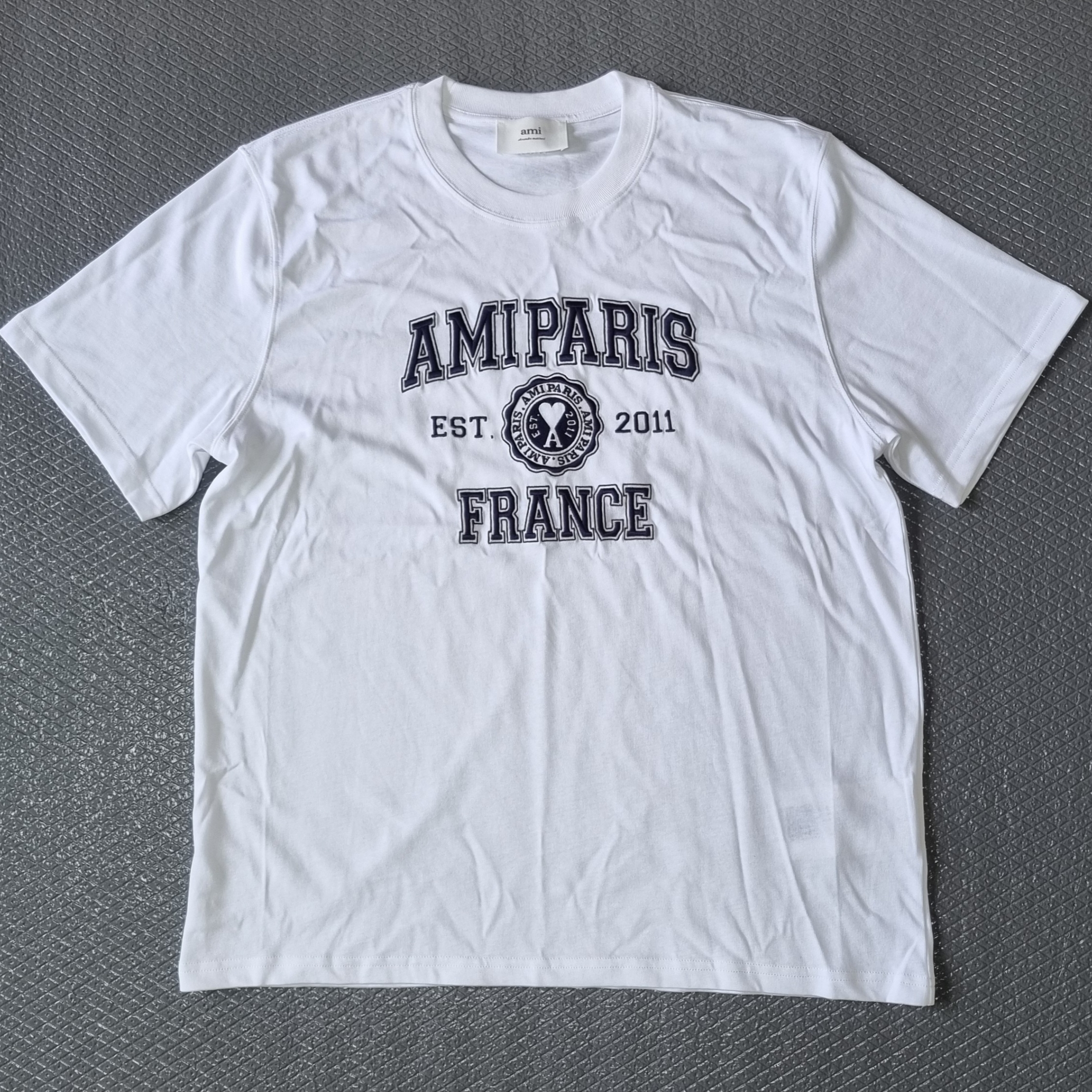 AMI Paris France T-Shirt White 착용 스타일 - 1