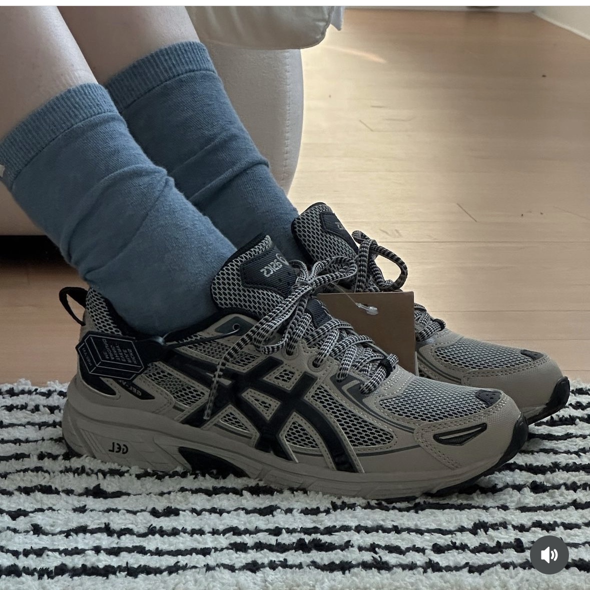 Asics Gel-Venture 6 Feather Grey Black 착용 스타일 - 10