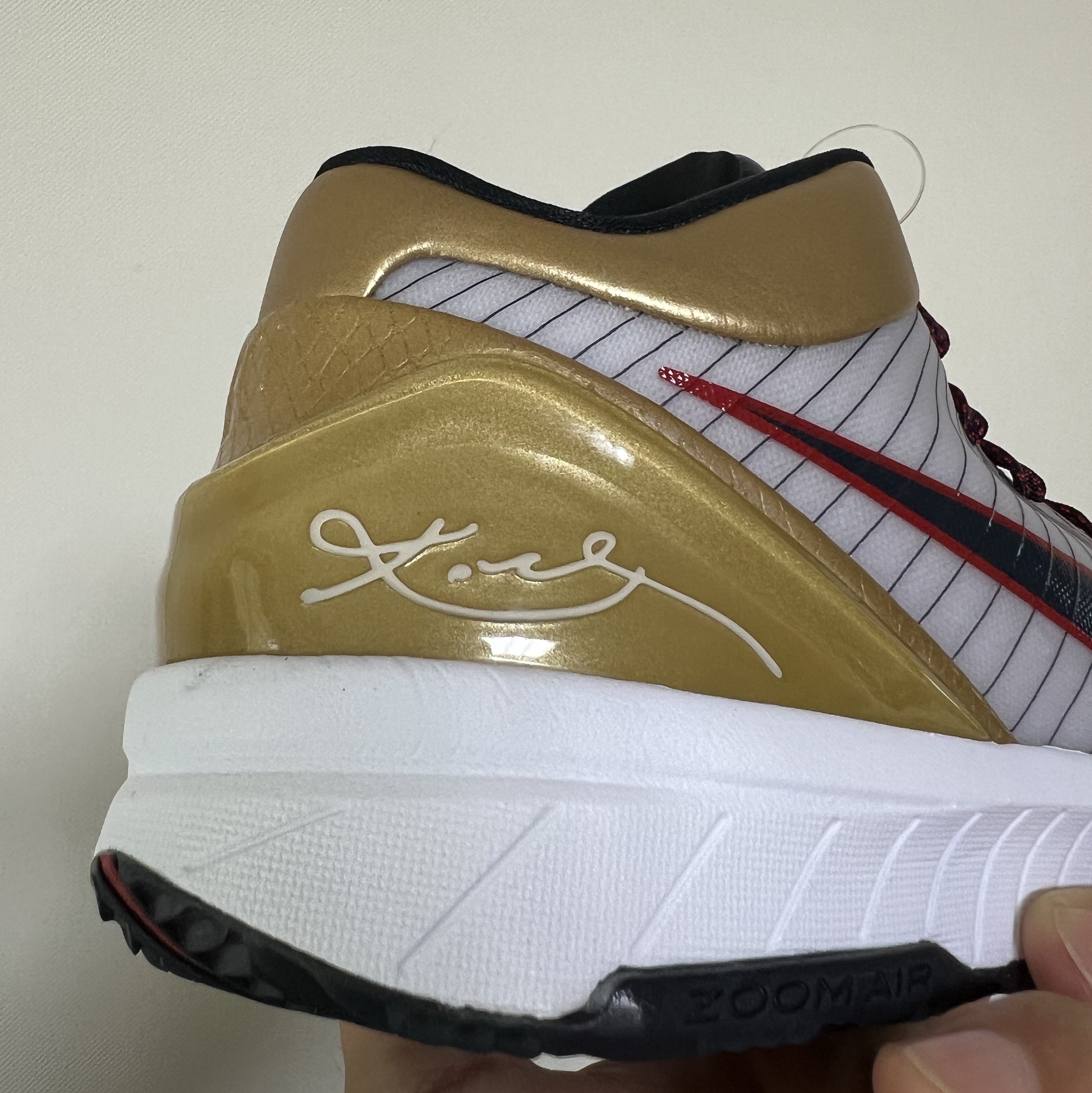 Nike Kobe 4 Protro Metallic Gold and Dark Obsidian 착용 스타일 - 3